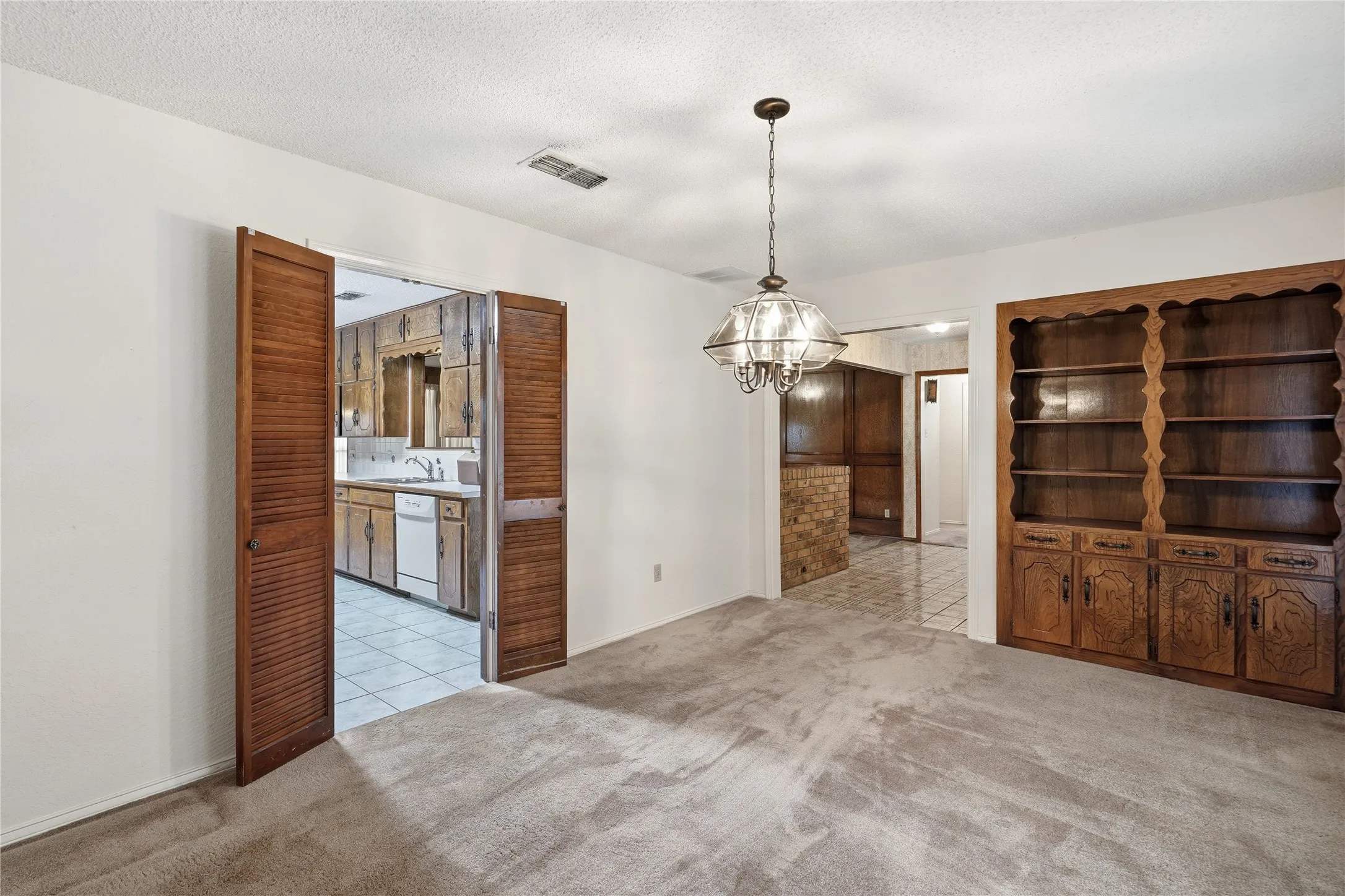 Single Family Residence For Sale in Tarrant County , 314 Brookside Drive, Grapevine, Texas 76051, 3 Bedroom, 2 Bathroom, 2 Garage spaces, 2,341 Sqft, built in 1979, mls#21368140, Real Estate Agent in Grapevine, Homes For Sale in Tarrant county, Homes For Sale in Grapevine, Realtor in Grapevine Texas, Real Estate Brokerage Independent Realty Texas, Luminita Cordes Realtor