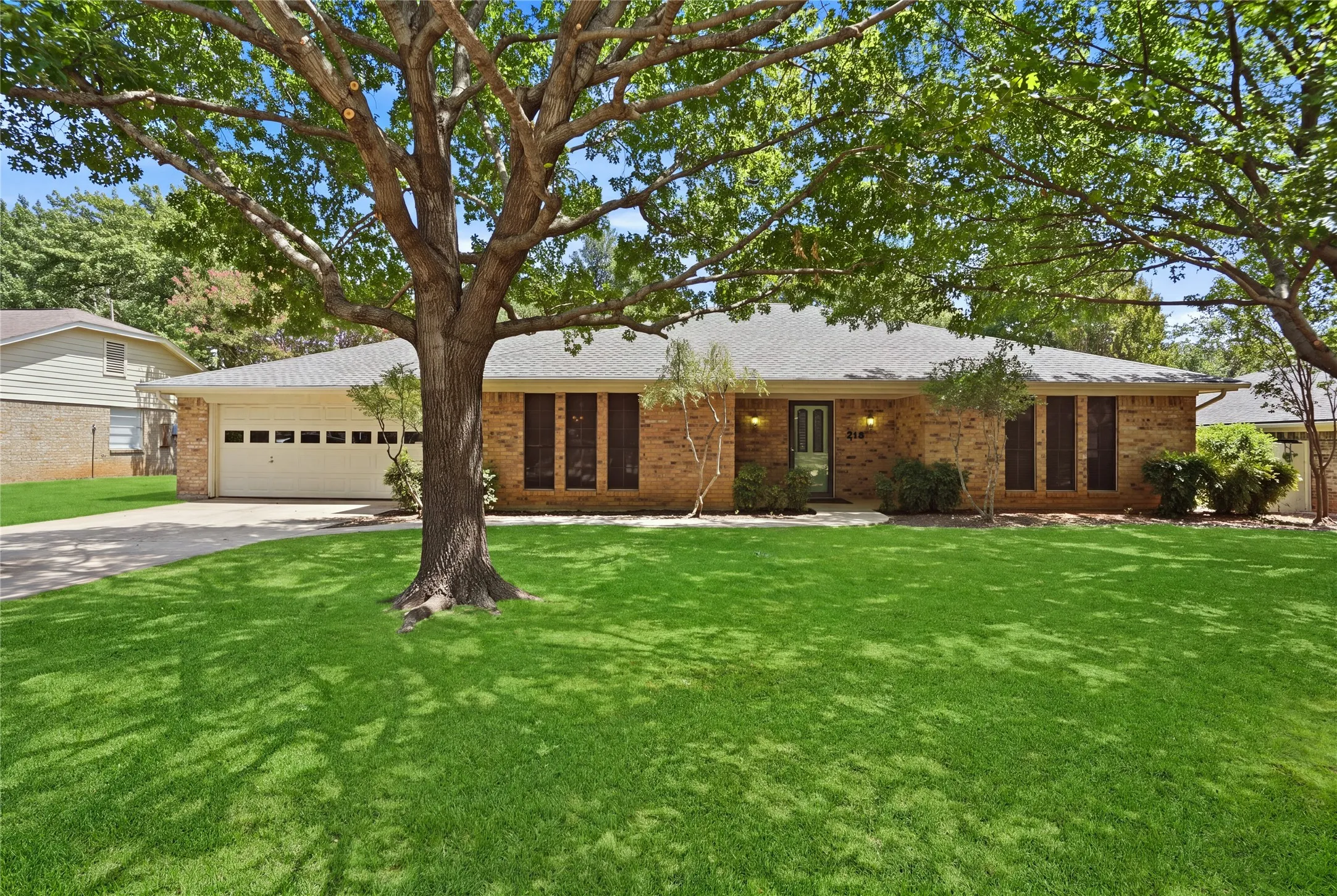 Single Family Residence For Sale in Tarrant County , 314 Brookside Drive, Grapevine, Texas 76051, 3 Bedroom, 2 Bathroom, 2 Garage spaces, 2,341 Sqft, built in 1979, mls#21368140, Real Estate Agent in Grapevine, Homes For Sale in Tarrant county, Homes For Sale in Grapevine, Realtor in Grapevine Texas, Real Estate Brokerage Independent Realty Texas, Luminita Cordes Realtor