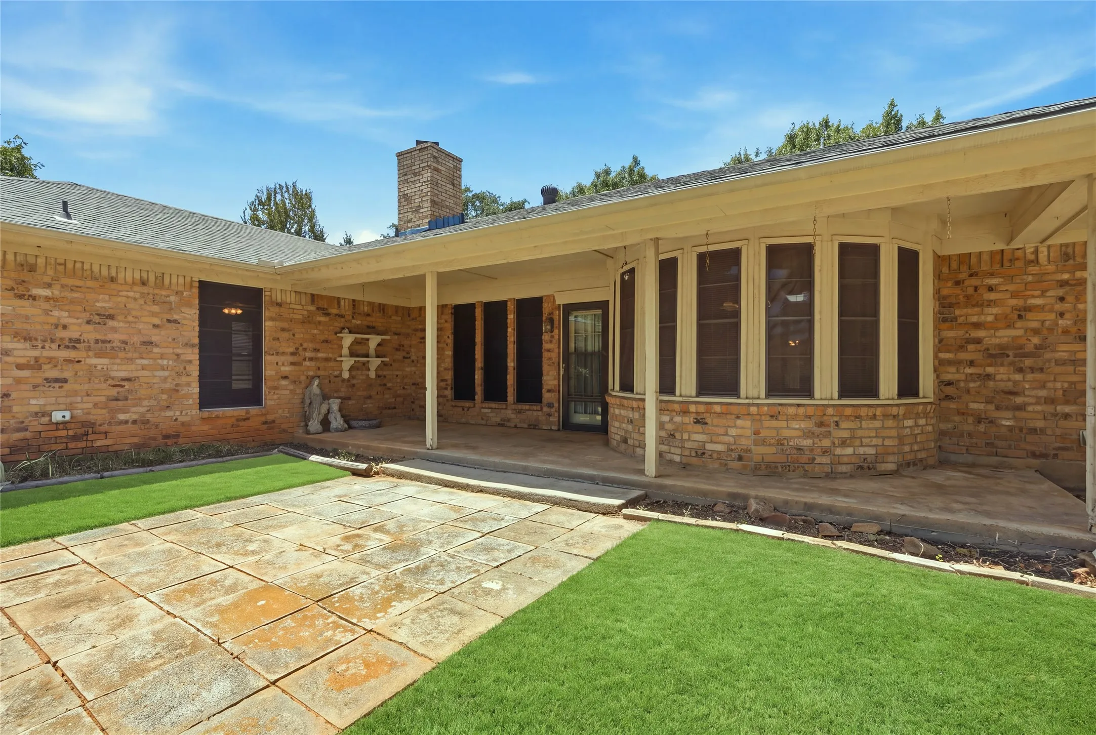 Single Family Residence For Sale in Tarrant County , 314 Brookside Drive, Grapevine, Texas 76051, 3 Bedroom, 2 Bathroom, 2 Garage spaces, 2,341 Sqft, built in 1979, mls#21368140, Real Estate Agent in Grapevine, Homes For Sale in Tarrant county, Homes For Sale in Grapevine, Realtor in Grapevine Texas, Real Estate Brokerage Independent Realty Texas, Luminita Cordes Realtor