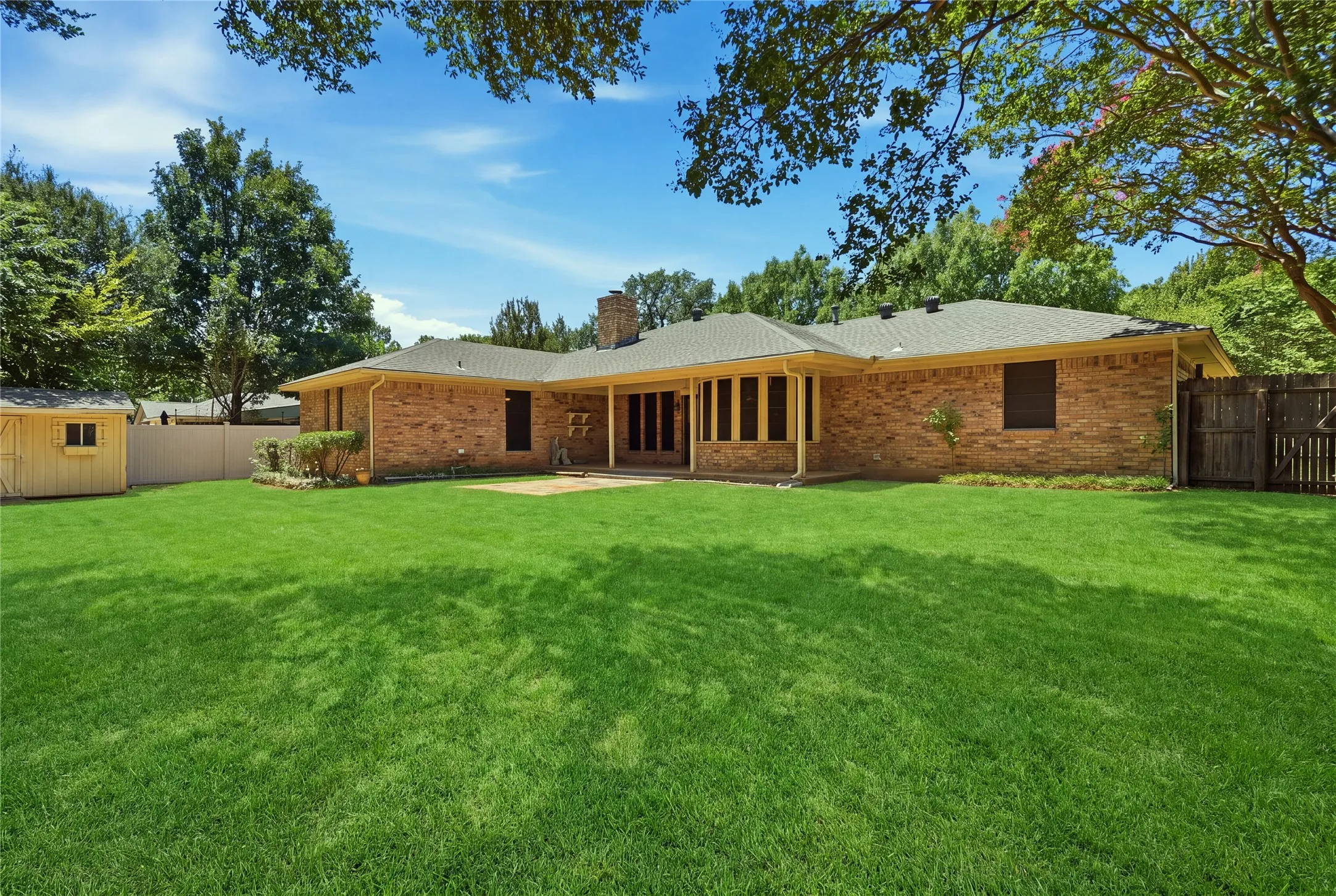Single Family Residence For Sale in Tarrant County , 314 Brookside Drive, Grapevine, Texas 76051, 3 Bedroom, 2 Bathroom, 2 Garage spaces, 2,341 Sqft, built in 1979, mls#21368140, Real Estate Agent in Grapevine, Homes For Sale in Tarrant county, Homes For Sale in Grapevine, Realtor in Grapevine Texas, Real Estate Brokerage Independent Realty Texas, Luminita Cordes Realtor