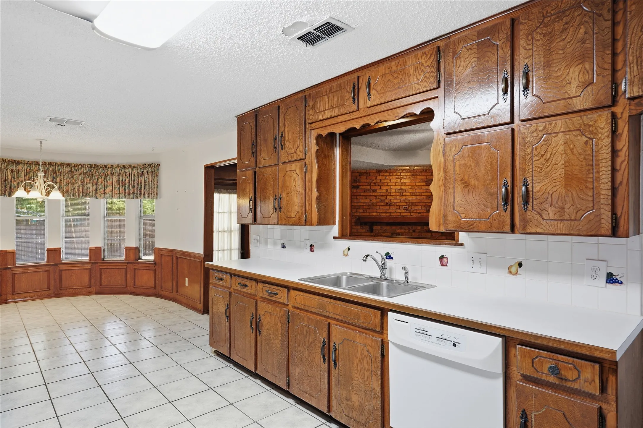 Single Family Residence For Sale in Tarrant County , 314 Brookside Drive, Grapevine, Texas 76051, 3 Bedroom, 2 Bathroom, 2 Garage spaces, 2,341 Sqft, built in 1979, mls#21368140, Real Estate Agent in Grapevine, Homes For Sale in Tarrant county, Homes For Sale in Grapevine, Realtor in Grapevine Texas, Real Estate Brokerage Independent Realty Texas, Luminita Cordes Realtor