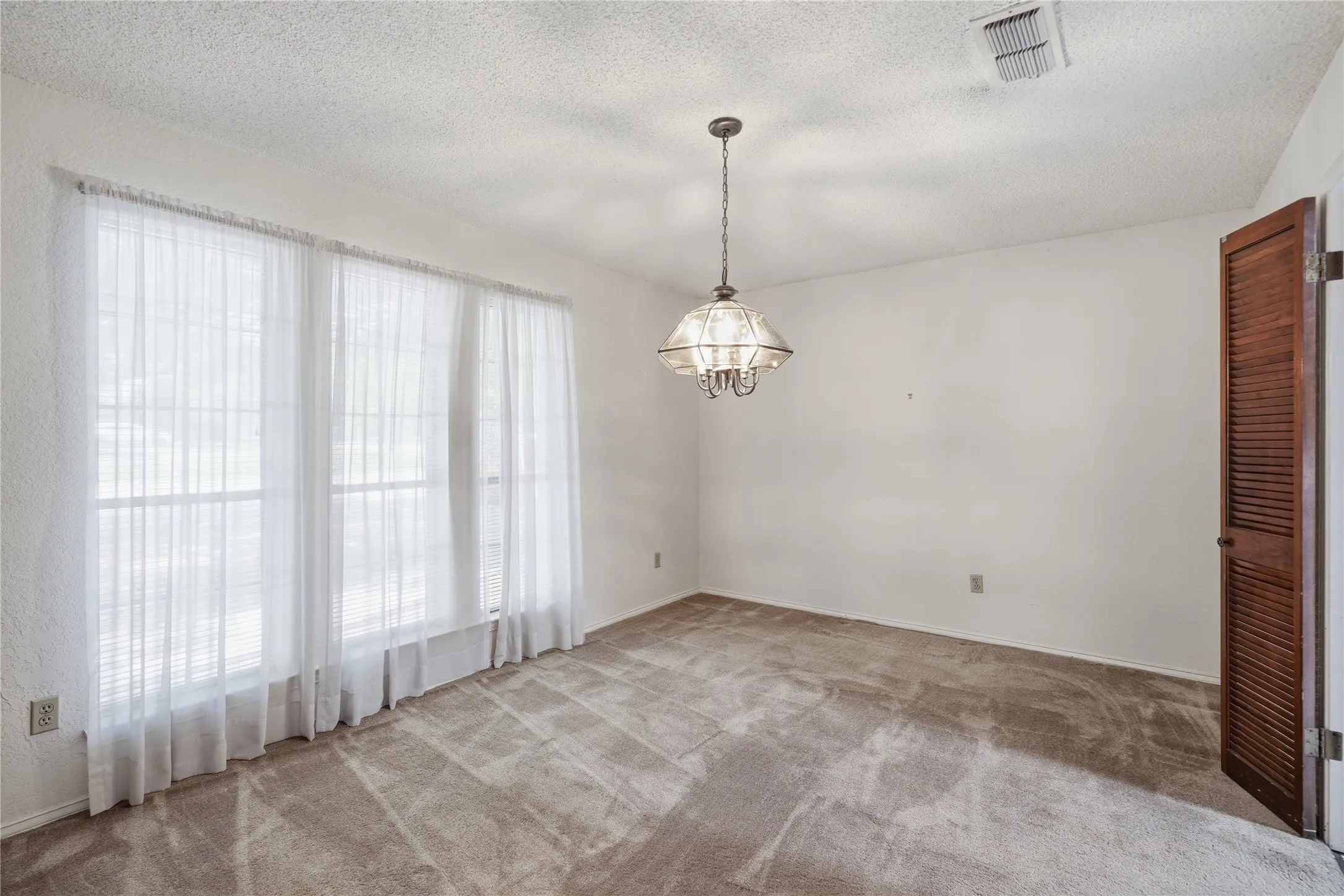Single Family Residence For Sale in Tarrant County , 314 Brookside Drive, Grapevine, Texas 76051, 3 Bedroom, 2 Bathroom, 2 Garage spaces, 2,341 Sqft, built in 1979, mls#21368140, Real Estate Agent in Grapevine, Homes For Sale in Tarrant county, Homes For Sale in Grapevine, Realtor in Grapevine Texas, Real Estate Brokerage Independent Realty Texas, Luminita Cordes Realtor