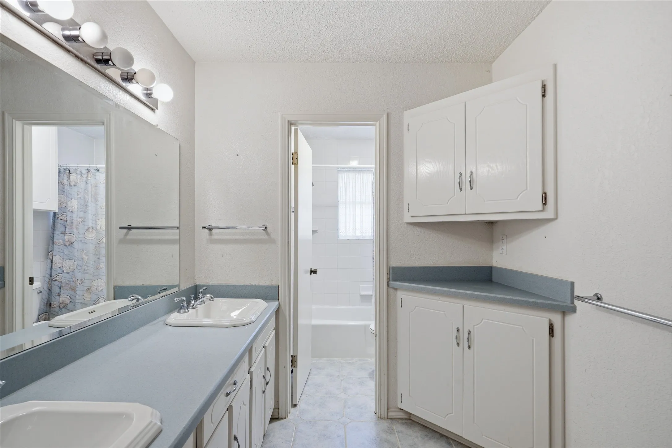 Single Family Residence For Sale in Tarrant County , 314 Brookside Drive, Grapevine, Texas 76051, 3 Bedroom, 2 Bathroom, 2 Garage spaces, 2,341 Sqft, built in 1979, mls#21368140, Real Estate Agent in Grapevine, Homes For Sale in Tarrant county, Homes For Sale in Grapevine, Realtor in Grapevine Texas, Real Estate Brokerage Independent Realty Texas, Luminita Cordes Realtor