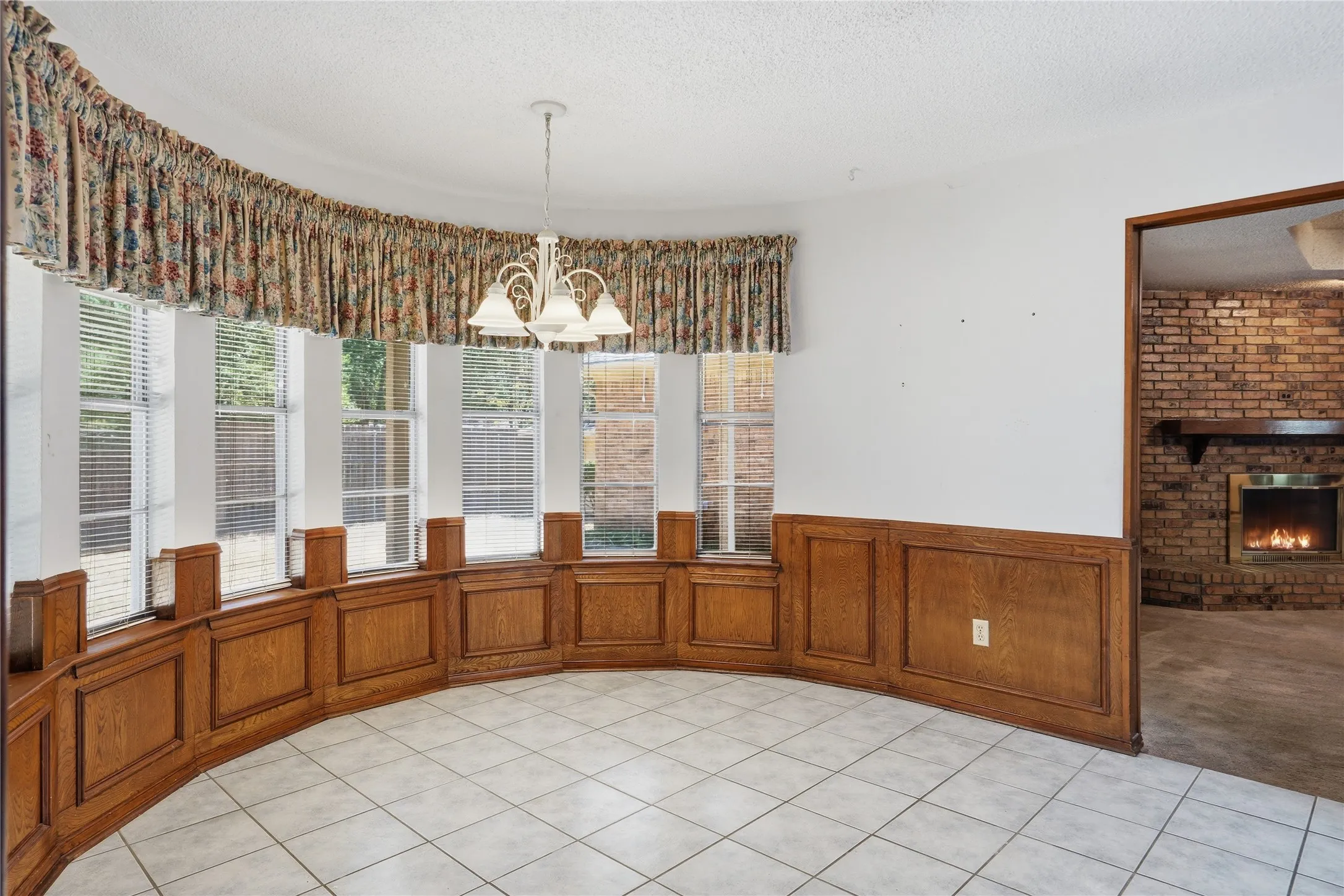 Single Family Residence For Sale in Tarrant County , 314 Brookside Drive, Grapevine, Texas 76051, 3 Bedroom, 2 Bathroom, 2 Garage spaces, 2,341 Sqft, built in 1979, mls#21368140, Real Estate Agent in Grapevine, Homes For Sale in Tarrant county, Homes For Sale in Grapevine, Realtor in Grapevine Texas, Real Estate Brokerage Independent Realty Texas, Luminita Cordes Realtor