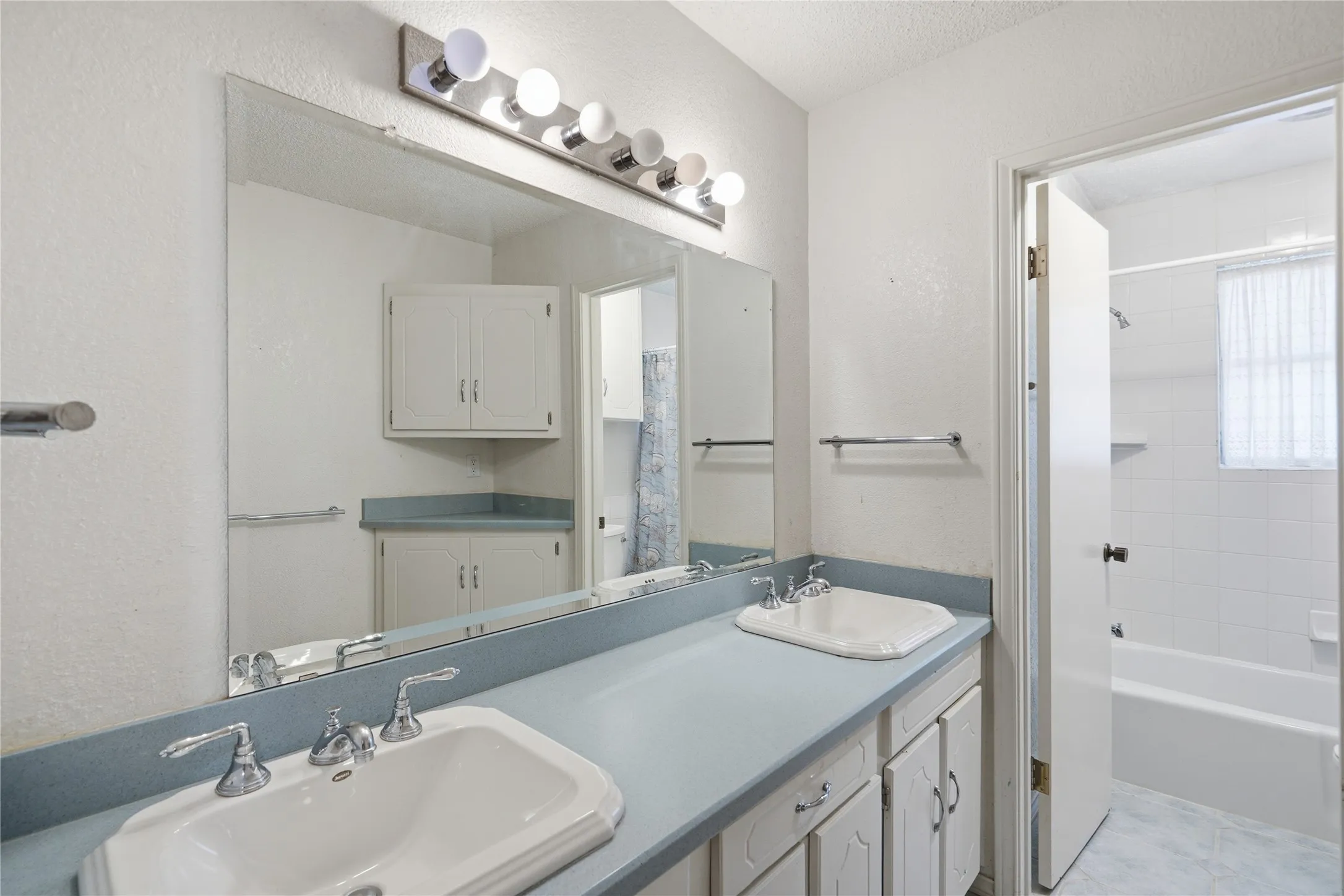 Single Family Residence For Sale in Tarrant County , 314 Brookside Drive, Grapevine, Texas 76051, 3 Bedroom, 2 Bathroom, 2 Garage spaces, 2,341 Sqft, built in 1979, mls#21368140, Real Estate Agent in Grapevine, Homes For Sale in Tarrant county, Homes For Sale in Grapevine, Realtor in Grapevine Texas, Real Estate Brokerage Independent Realty Texas, Luminita Cordes Realtor