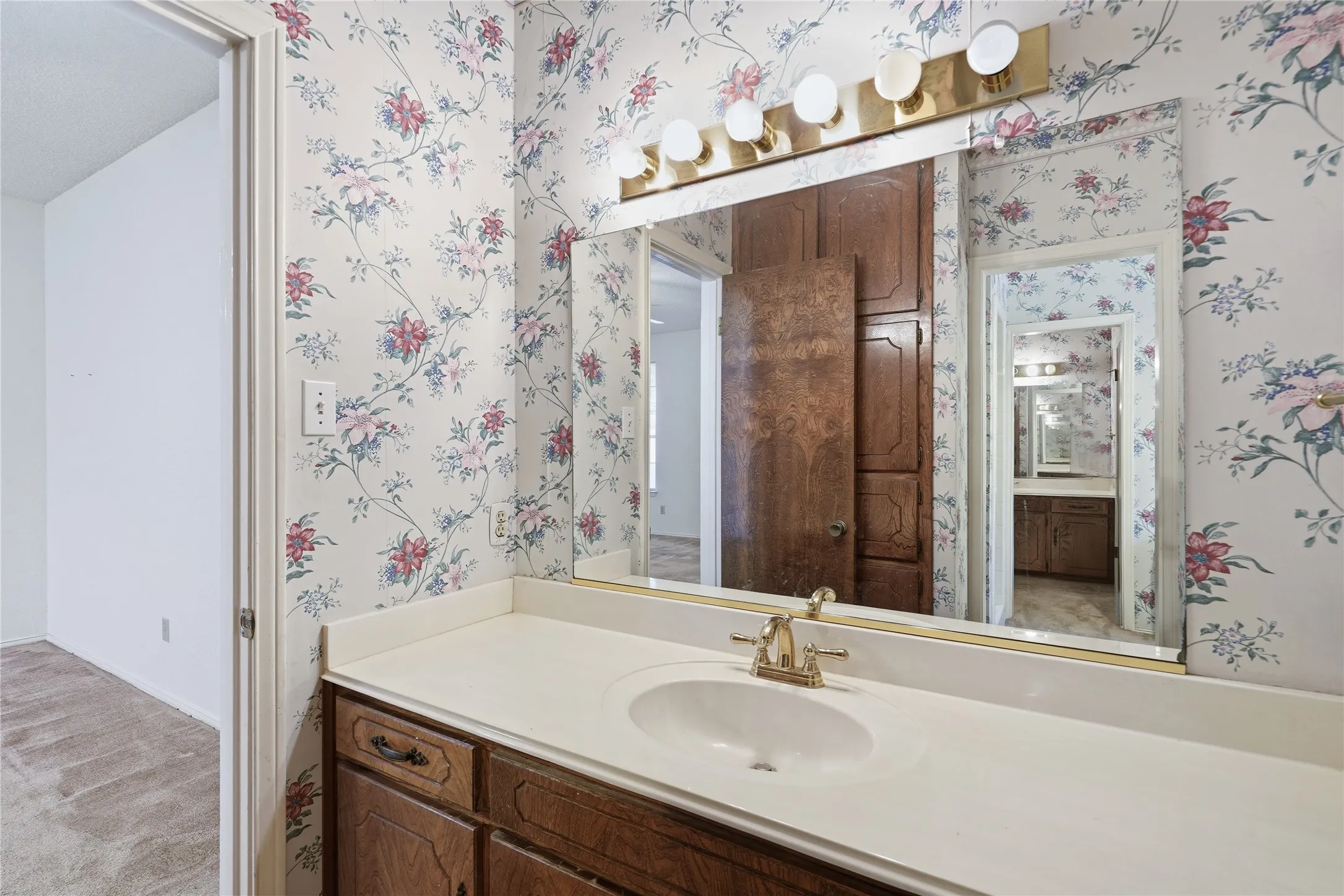 Single Family Residence For Sale in Tarrant County , 314 Brookside Drive, Grapevine, Texas 76051, 3 Bedroom, 2 Bathroom, 2 Garage spaces, 2,341 Sqft, built in 1979, mls#21368140, Real Estate Agent in Grapevine, Homes For Sale in Tarrant county, Homes For Sale in Grapevine, Realtor in Grapevine Texas, Real Estate Brokerage Independent Realty Texas, Luminita Cordes Realtor