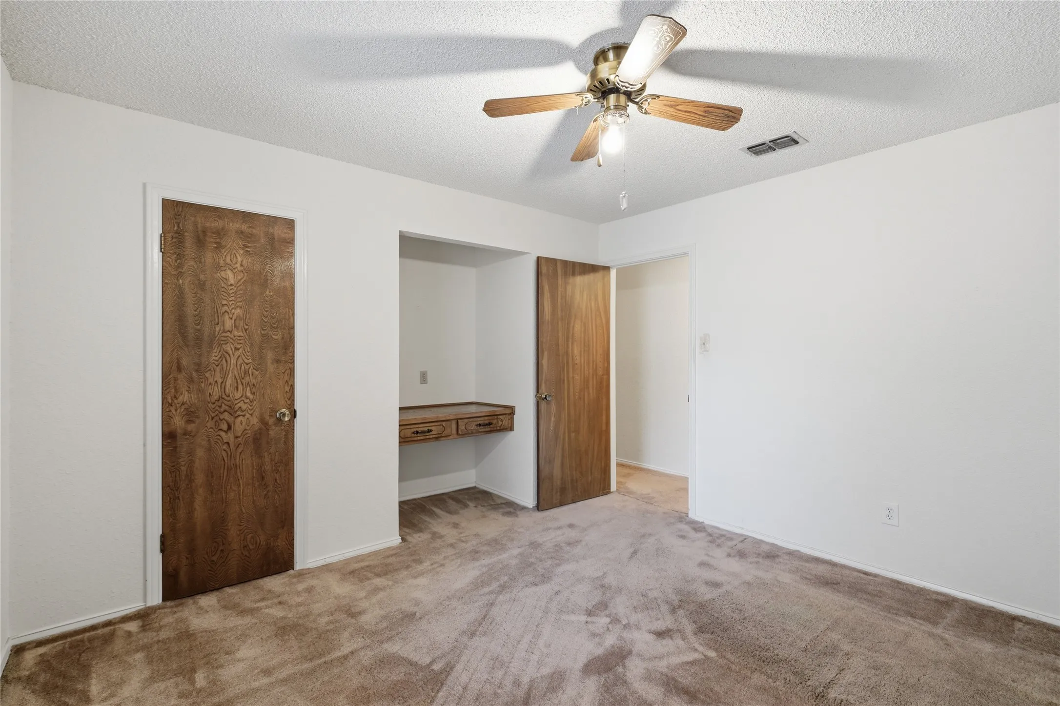 Single Family Residence For Sale in Tarrant County , 314 Brookside Drive, Grapevine, Texas 76051, 3 Bedroom, 2 Bathroom, 2 Garage spaces, 2,341 Sqft, built in 1979, mls#21368140, Real Estate Agent in Grapevine, Homes For Sale in Tarrant county, Homes For Sale in Grapevine, Realtor in Grapevine Texas, Real Estate Brokerage Independent Realty Texas, Luminita Cordes Realtor