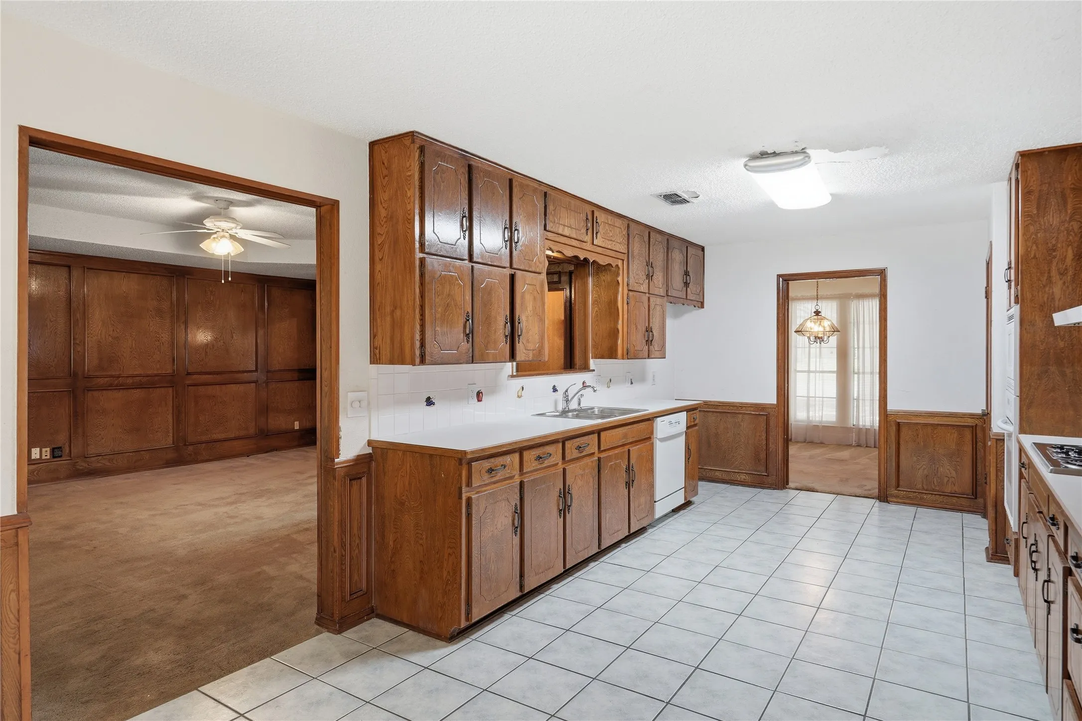 Single Family Residence For Sale in Tarrant County , 314 Brookside Drive, Grapevine, Texas 76051, 3 Bedroom, 2 Bathroom, 2 Garage spaces, 2,341 Sqft, built in 1979, mls#21368140, Real Estate Agent in Grapevine, Homes For Sale in Tarrant county, Homes For Sale in Grapevine, Realtor in Grapevine Texas, Real Estate Brokerage Independent Realty Texas, Luminita Cordes Realtor