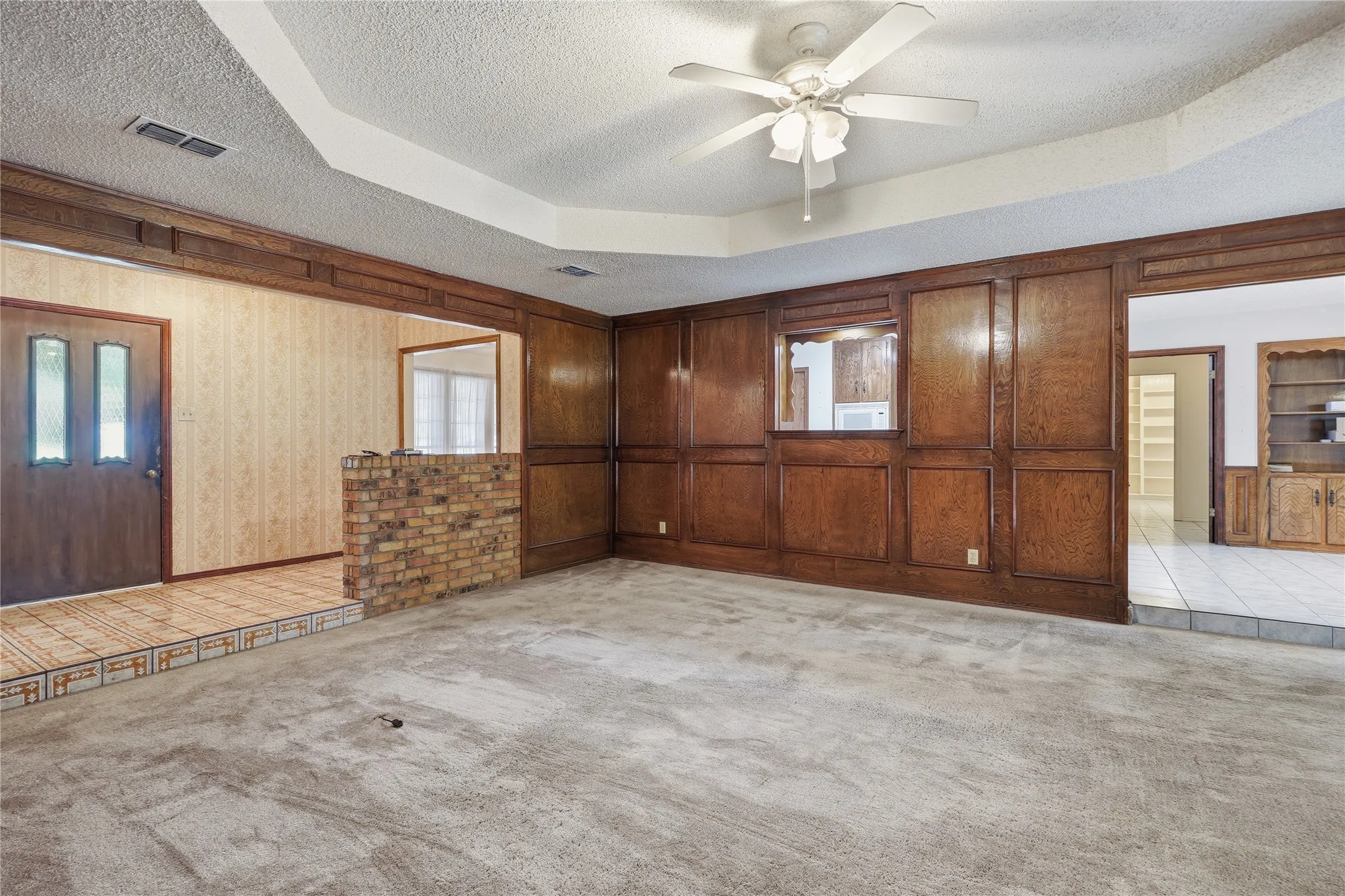 Single Family Residence For Sale in Tarrant County , 314 Brookside Drive, Grapevine, Texas 76051, 3 Bedroom, 2 Bathroom, 2 Garage spaces, 2,341 Sqft, built in 1979, mls#21368140, Real Estate Agent in Grapevine, Homes For Sale in Tarrant county, Homes For Sale in Grapevine, Realtor in Grapevine Texas, Real Estate Brokerage Independent Realty Texas, Luminita Cordes Realtor
