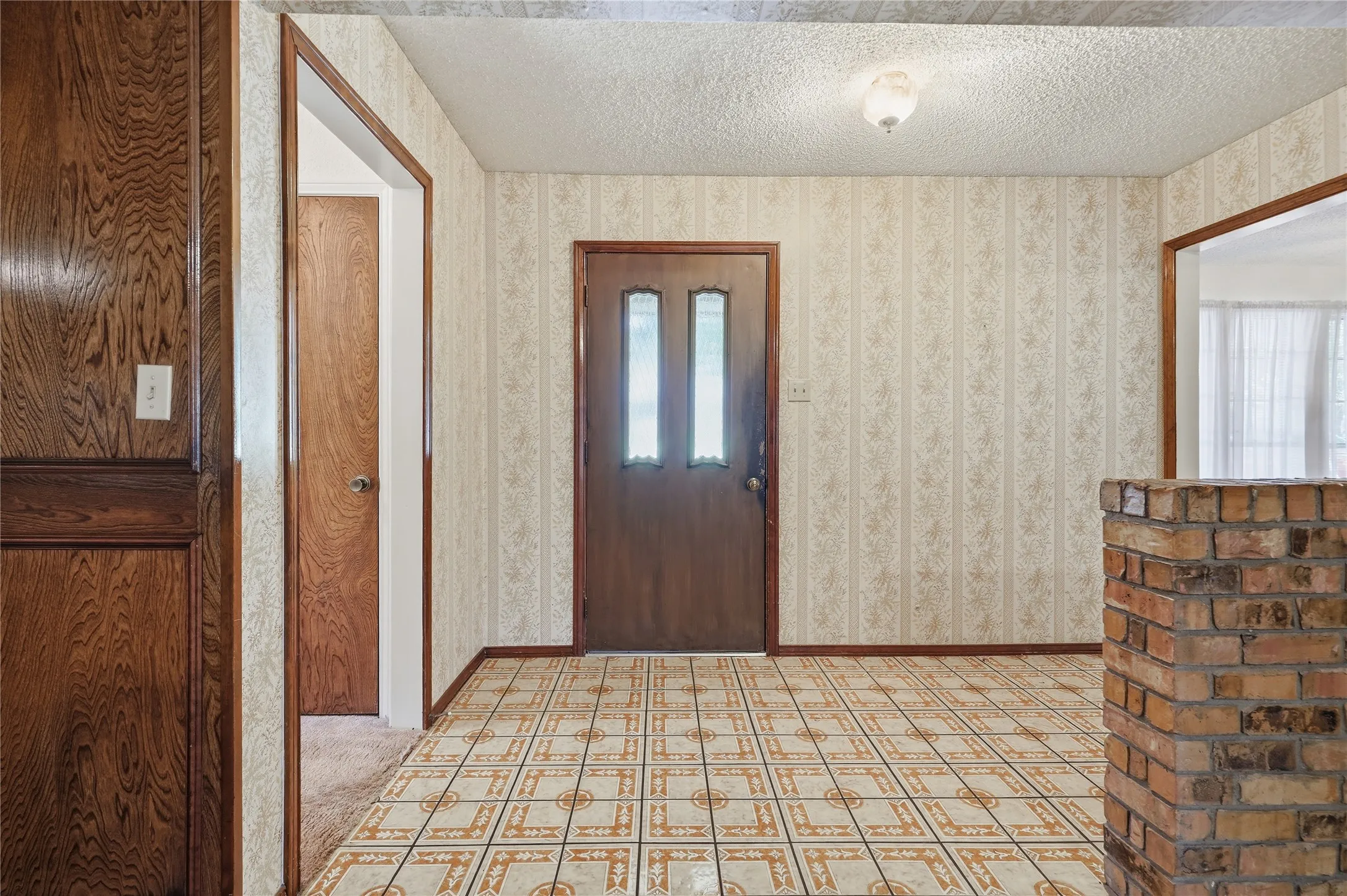 Single Family Residence For Sale in Tarrant County , 314 Brookside Drive, Grapevine, Texas 76051, 3 Bedroom, 2 Bathroom, 2 Garage spaces, 2,341 Sqft, built in 1979, mls#21368140, Real Estate Agent in Grapevine, Homes For Sale in Tarrant county, Homes For Sale in Grapevine, Realtor in Grapevine Texas, Real Estate Brokerage Independent Realty Texas, Luminita Cordes Realtor