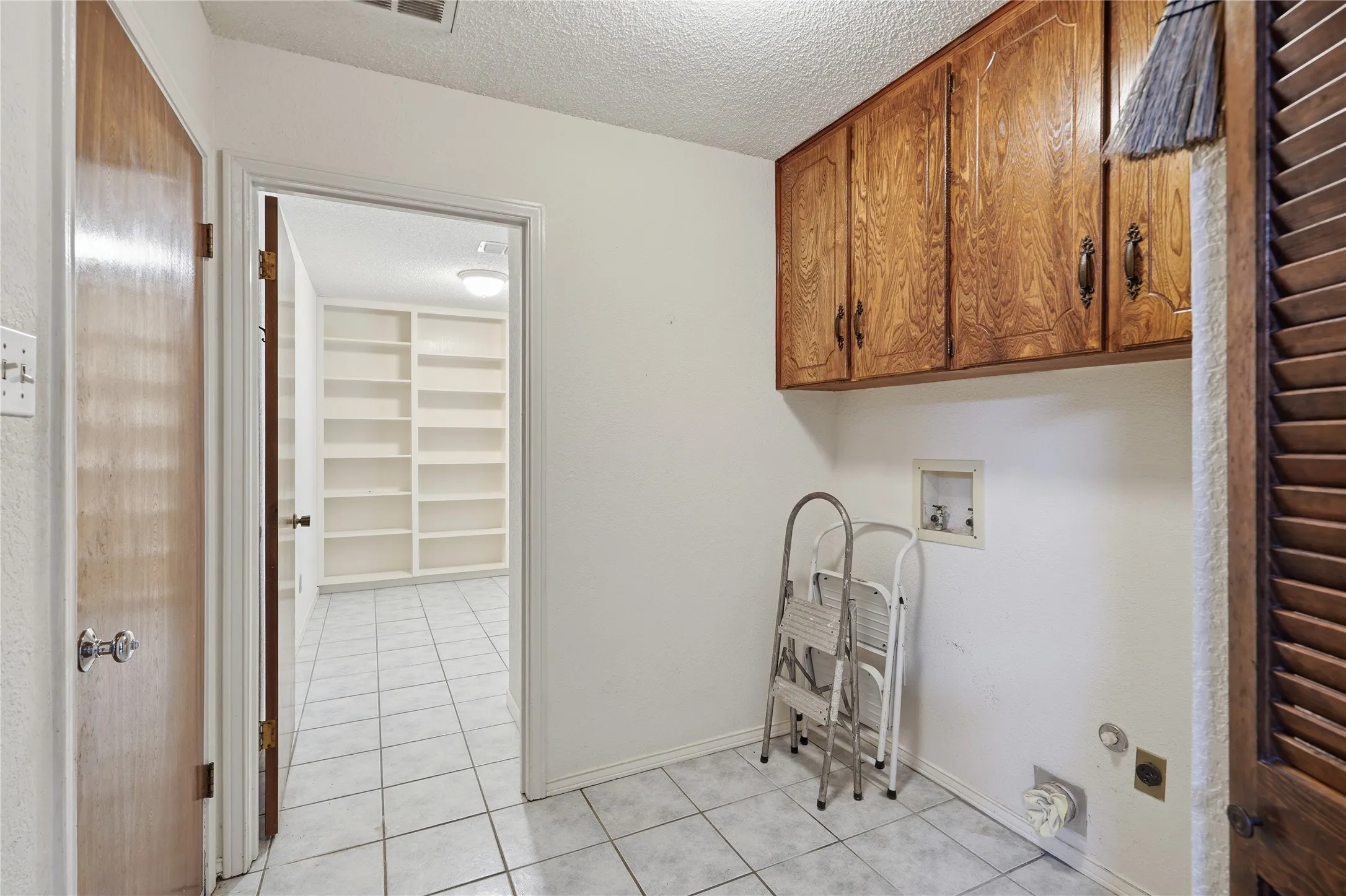 Single Family Residence For Sale in Tarrant County , 314 Brookside Drive, Grapevine, Texas 76051, 3 Bedroom, 2 Bathroom, 2 Garage spaces, 2,341 Sqft, built in 1979, mls#21368140, Real Estate Agent in Grapevine, Homes For Sale in Tarrant county, Homes For Sale in Grapevine, Realtor in Grapevine Texas, Real Estate Brokerage Independent Realty Texas, Luminita Cordes Realtor
