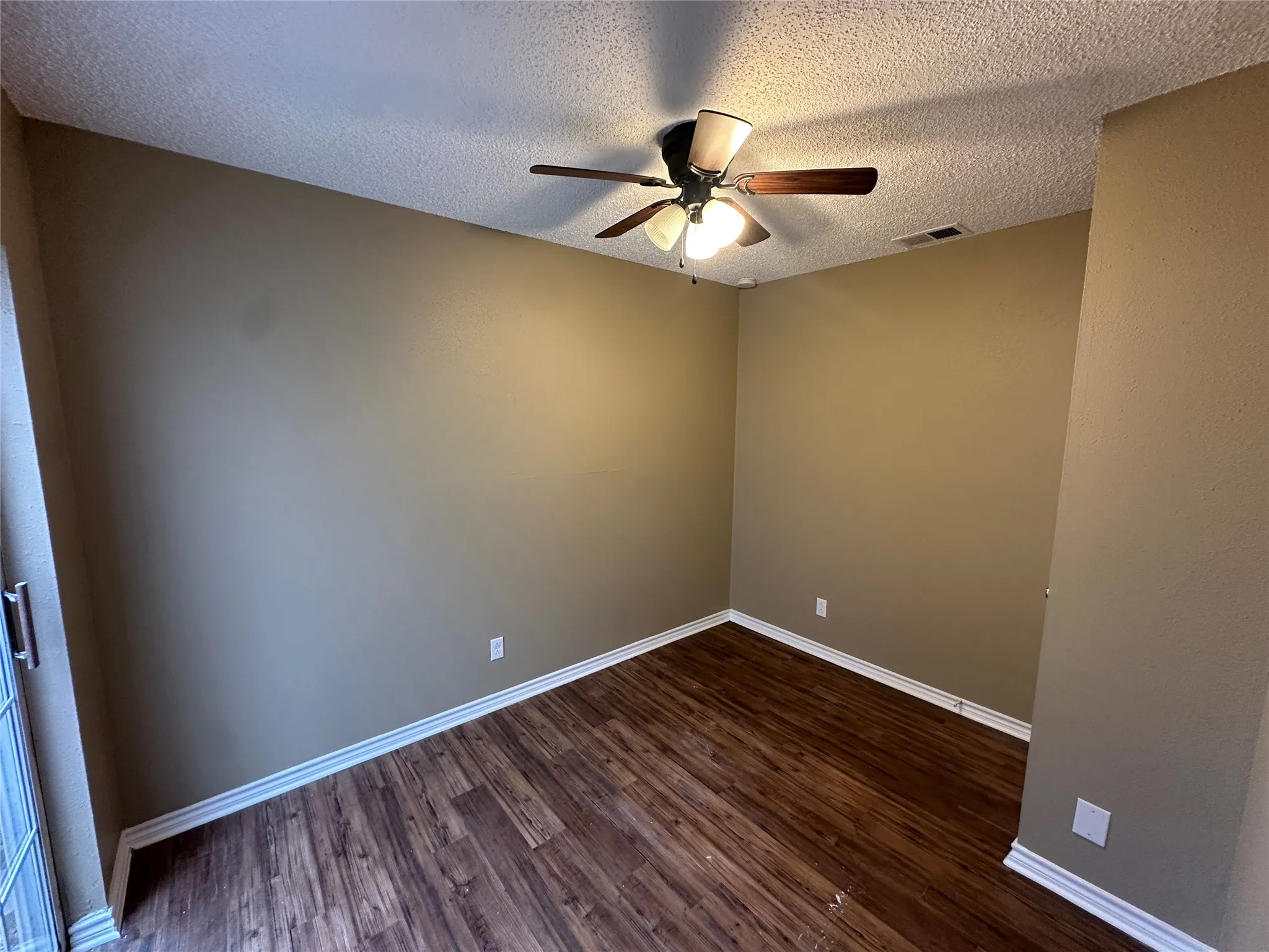 Townhouse For Rent in Collin County , 900 S Tennessee Street 11, Mc Kinney, Texas 75069, 3 Bedroom, 2 Bathroom, 1 Garage spaces, 1,134 Sqft, built in 1986, mls#21370559, Real Estate Agent in Mc Kinney, Homes For Rent in Collin county, Homes For Rent in Mc Kinney, Realtor in Mc Kinney Texas, Real Estate Brokerage Independent Realty Texas, Luminita Cordes Realtor