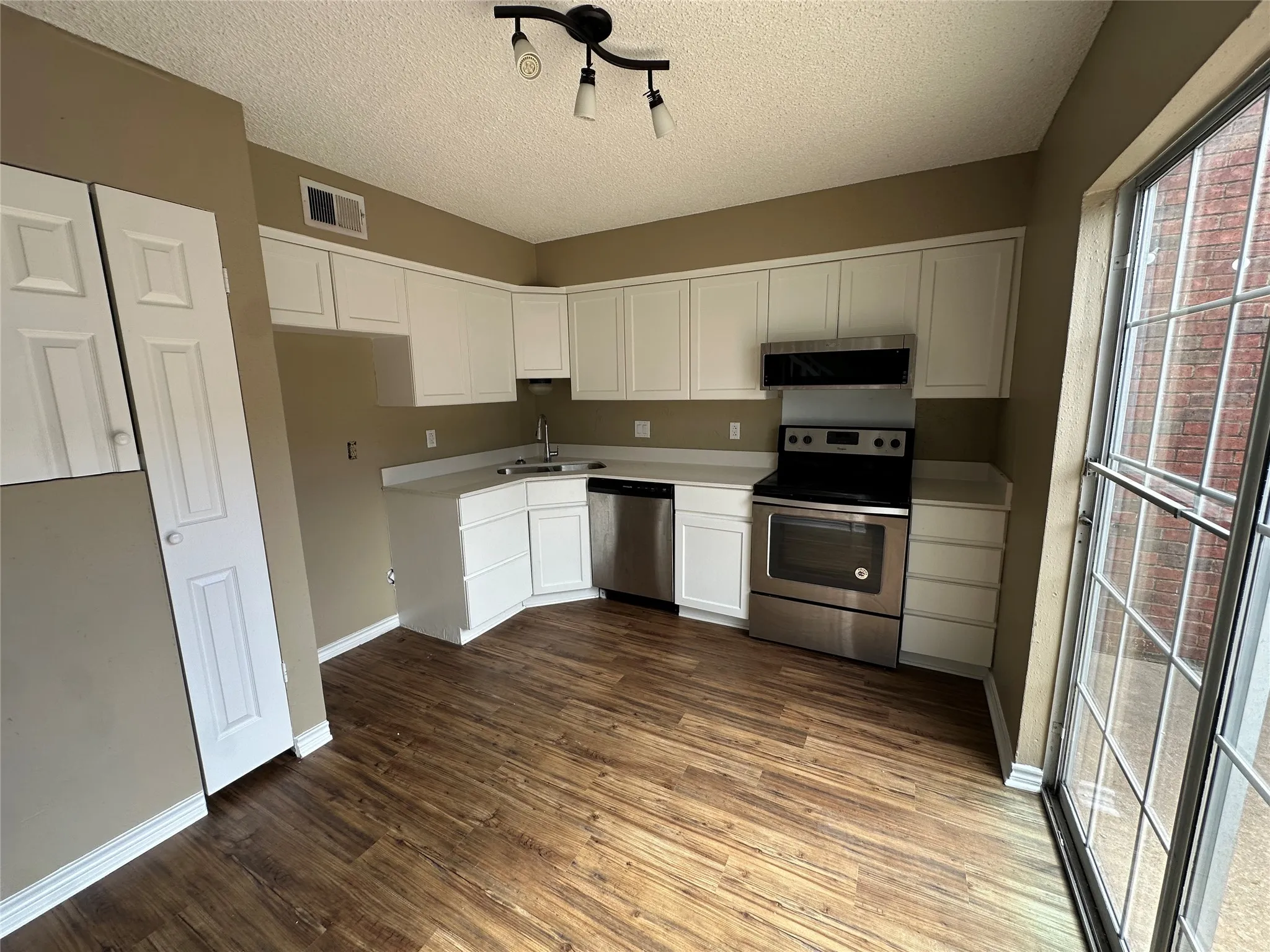 Townhouse For Rent in Collin County , 900 S Tennessee Street 11, Mc Kinney, Texas 75069, 3 Bedroom, 2 Bathroom, 1 Garage spaces, 1,134 Sqft, built in 1986, mls#21370559, Real Estate Agent in Mc Kinney, Homes For Rent in Collin county, Homes For Rent in Mc Kinney, Realtor in Mc Kinney Texas, Real Estate Brokerage Independent Realty Texas, Luminita Cordes Realtor