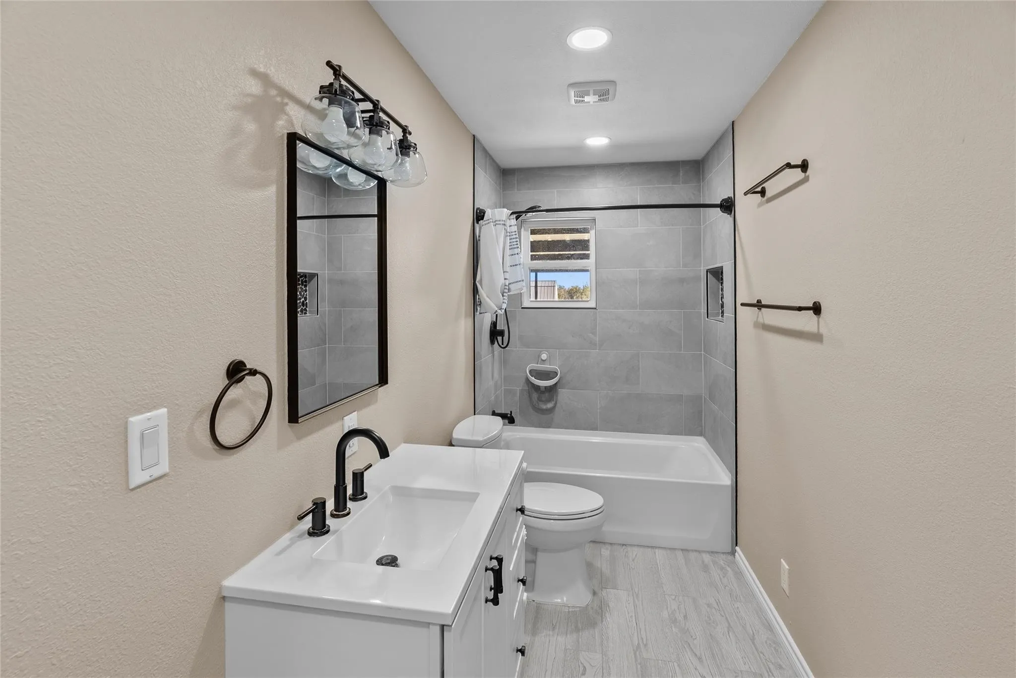 Single Family Residence For Rent in Parker County , 170 High Ridge Drive, Azle, Texas 76020, 5 Bedroom, 3 Bathroom, Garage spaces, 2,240 Sqft, built in 1981, mls#21370561, Real Estate Agent in Azle, Homes For Rent in Parker county, Homes For Rent in Azle, Realtor in Azle Texas, Real Estate Brokerage Independent Realty Texas, Luminita Cordes Realtor