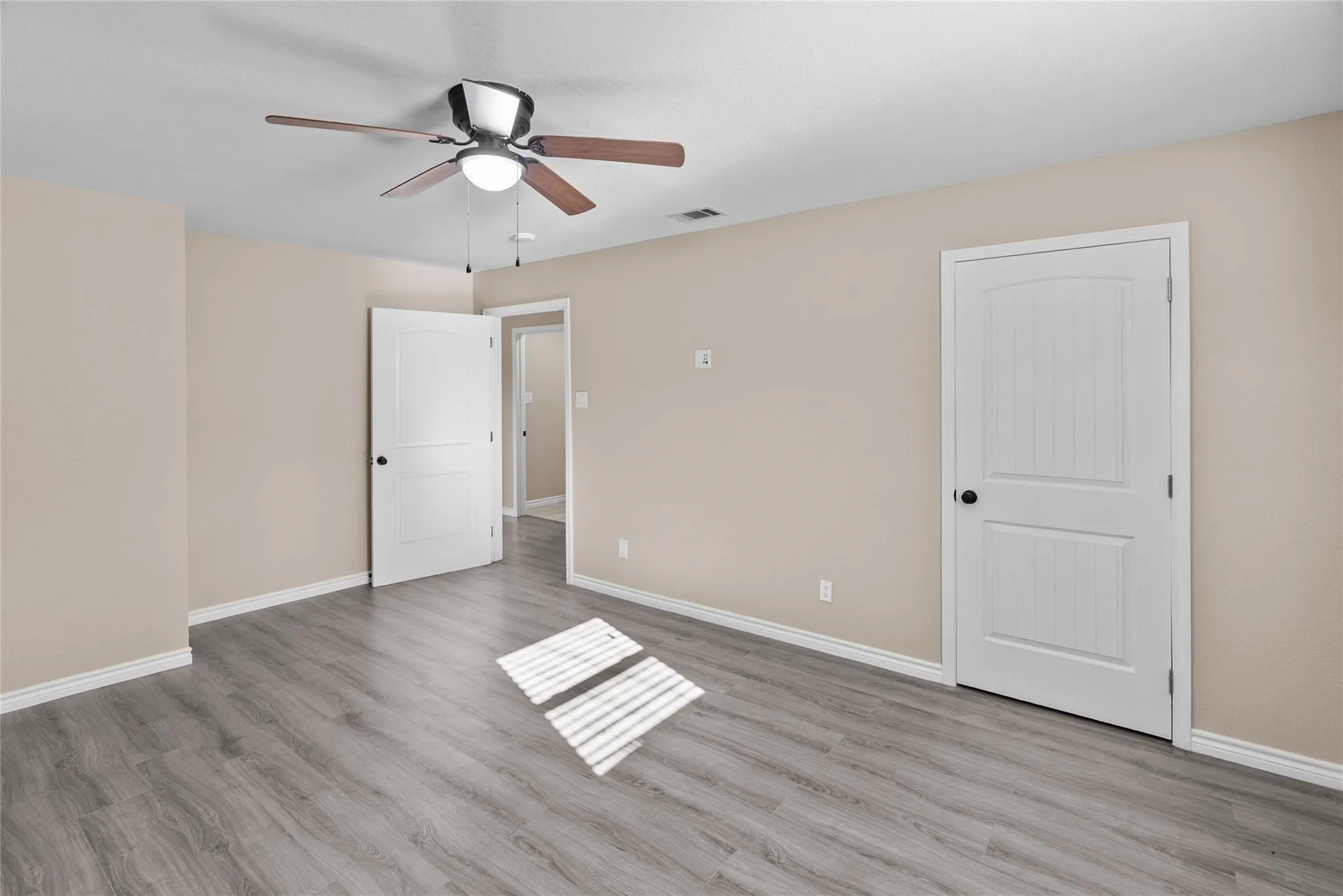Single Family Residence For Rent in Parker County , 170 High Ridge Drive, Azle, Texas 76020, 5 Bedroom, 3 Bathroom, Garage spaces, 2,240 Sqft, built in 1981, mls#21370561, Real Estate Agent in Azle, Homes For Rent in Parker county, Homes For Rent in Azle, Realtor in Azle Texas, Real Estate Brokerage Independent Realty Texas, Luminita Cordes Realtor