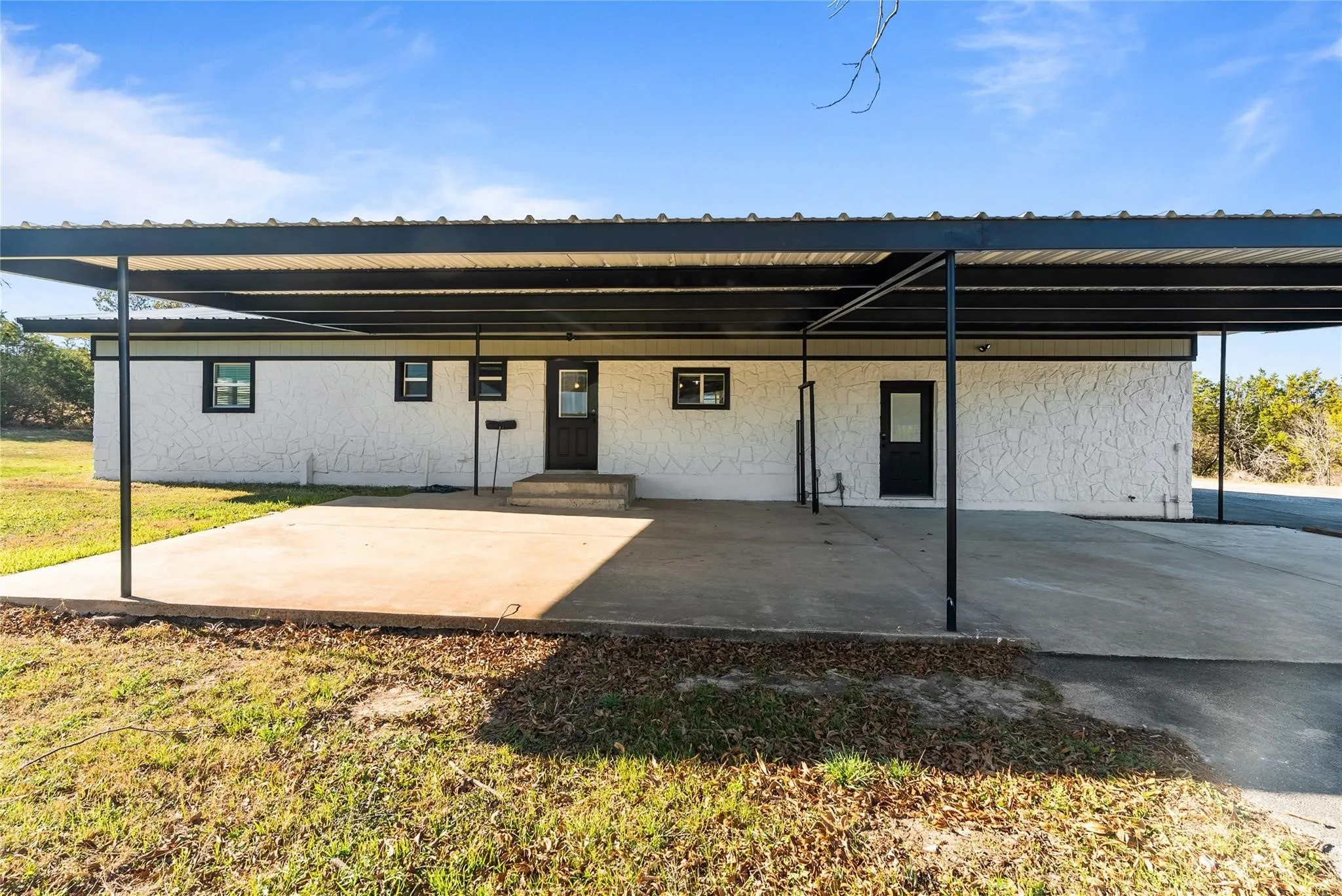Single Family Residence For Rent in Parker County , 170 High Ridge Drive, Azle, Texas 76020, 5 Bedroom, 3 Bathroom, Garage spaces, 2,240 Sqft, built in 1981, mls#21370561, Real Estate Agent in Azle, Homes For Rent in Parker county, Homes For Rent in Azle, Realtor in Azle Texas, Real Estate Brokerage Independent Realty Texas, Luminita Cordes Realtor