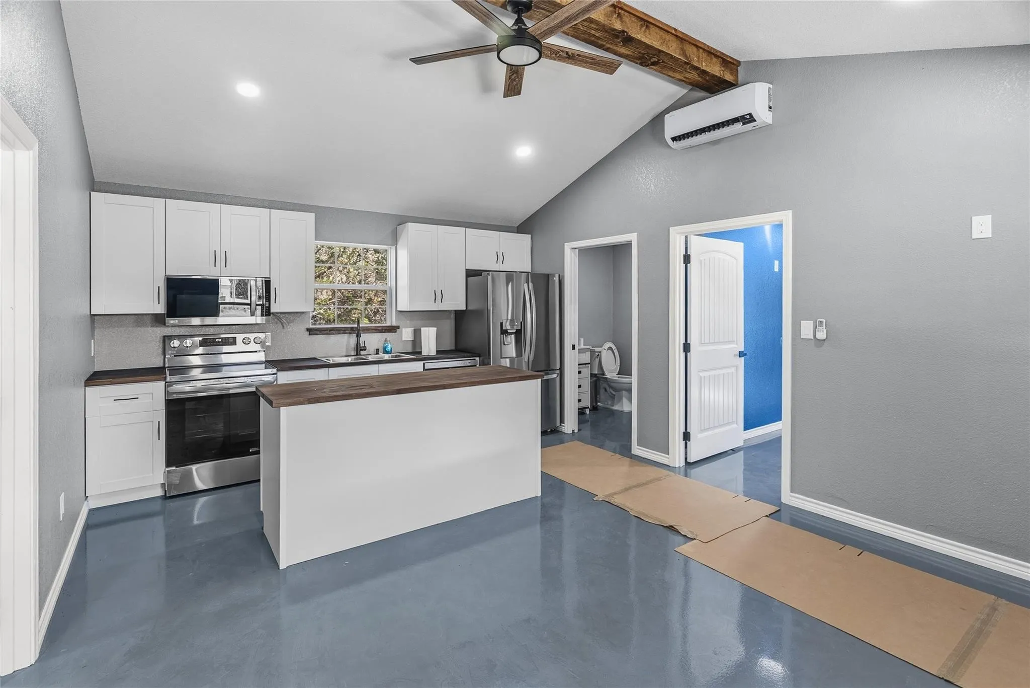 Single Family Residence For Rent in Parker County , 170 High Ridge Drive, Azle, Texas 76020, 5 Bedroom, 3 Bathroom, Garage spaces, 2,240 Sqft, built in 1981, mls#21370561, Real Estate Agent in Azle, Homes For Rent in Parker county, Homes For Rent in Azle, Realtor in Azle Texas, Real Estate Brokerage Independent Realty Texas, Luminita Cordes Realtor