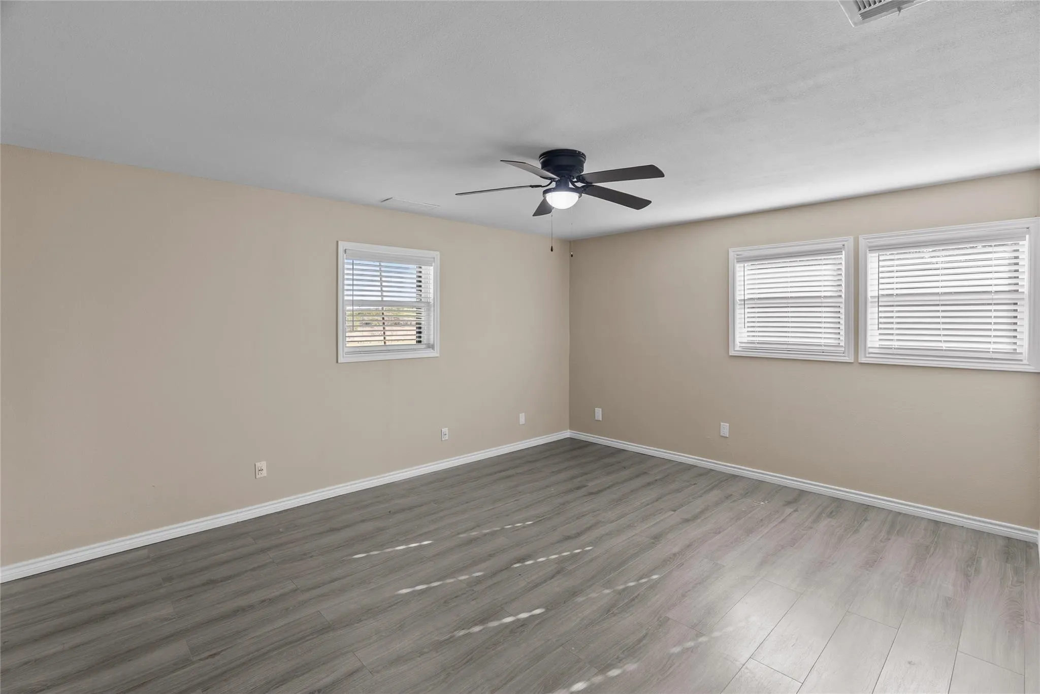 Single Family Residence For Rent in Parker County , 170 High Ridge Drive, Azle, Texas 76020, 5 Bedroom, 3 Bathroom, Garage spaces, 2,240 Sqft, built in 1981, mls#21370561, Real Estate Agent in Azle, Homes For Rent in Parker county, Homes For Rent in Azle, Realtor in Azle Texas, Real Estate Brokerage Independent Realty Texas, Luminita Cordes Realtor