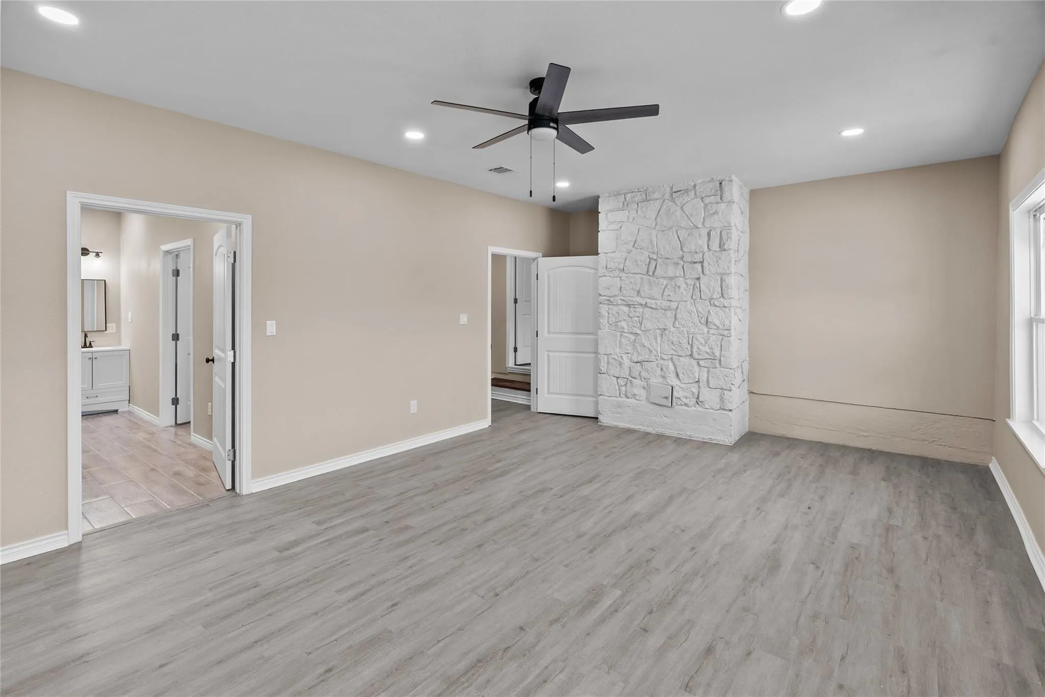 Single Family Residence For Rent in Parker County , 170 High Ridge Drive, Azle, Texas 76020, 5 Bedroom, 3 Bathroom, Garage spaces, 2,240 Sqft, built in 1981, mls#21370561, Real Estate Agent in Azle, Homes For Rent in Parker county, Homes For Rent in Azle, Realtor in Azle Texas, Real Estate Brokerage Independent Realty Texas, Luminita Cordes Realtor