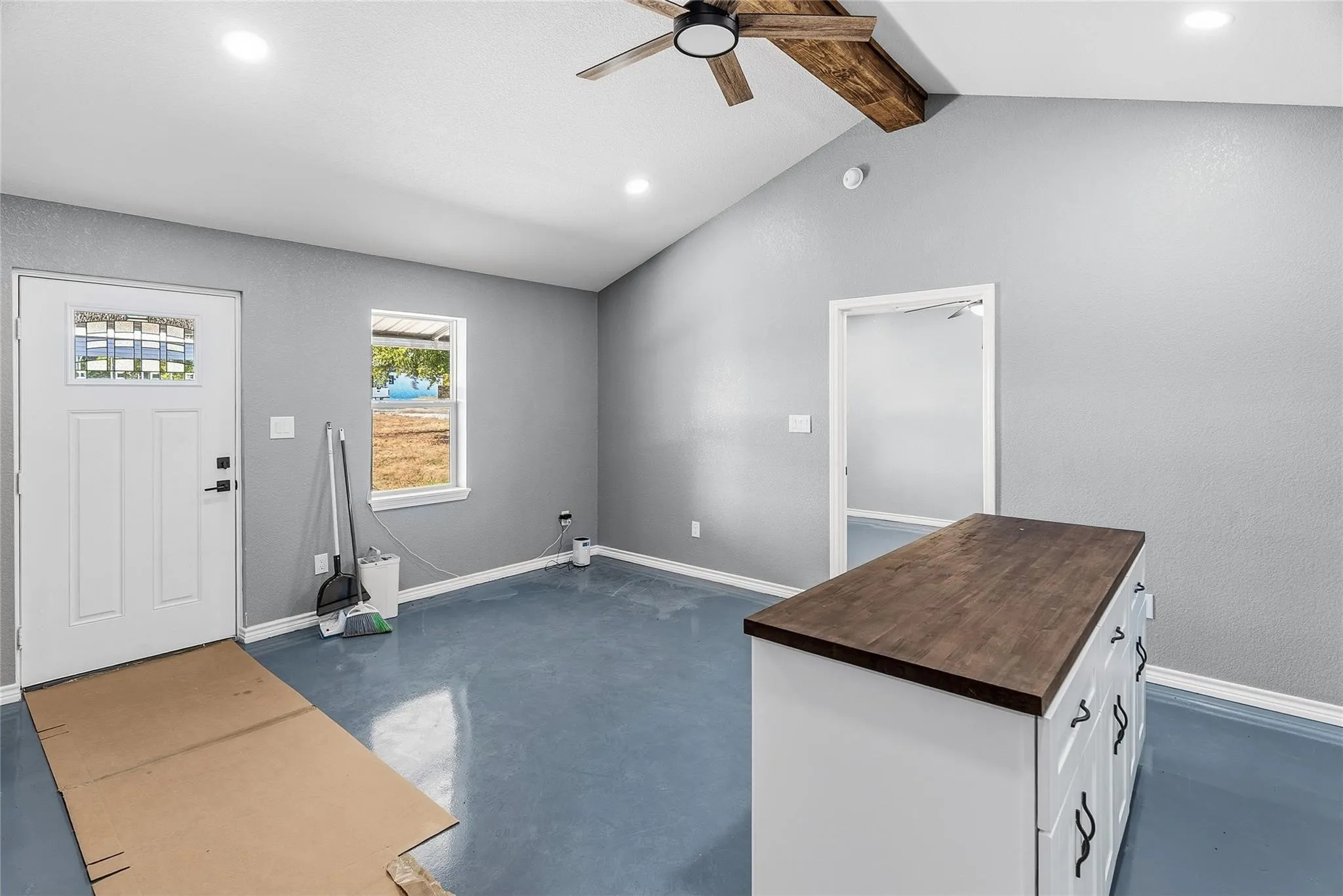 Single Family Residence For Rent in Parker County , 170 High Ridge Drive, Azle, Texas 76020, 5 Bedroom, 3 Bathroom, Garage spaces, 2,240 Sqft, built in 1981, mls#21370561, Real Estate Agent in Azle, Homes For Rent in Parker county, Homes For Rent in Azle, Realtor in Azle Texas, Real Estate Brokerage Independent Realty Texas, Luminita Cordes Realtor