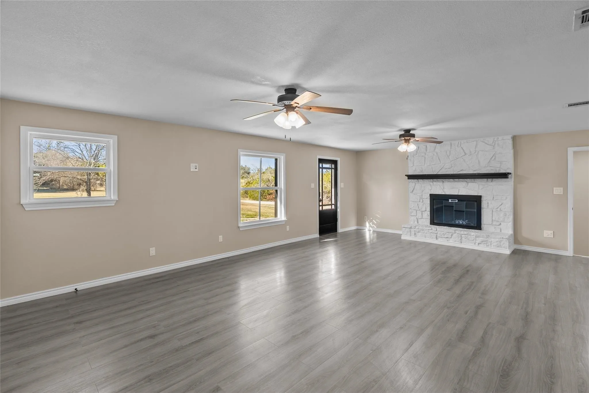 Single Family Residence For Rent in Parker County , 170 High Ridge Drive, Azle, Texas 76020, 5 Bedroom, 3 Bathroom, Garage spaces, 2,240 Sqft, built in 1981, mls#21370561, Real Estate Agent in Azle, Homes For Rent in Parker county, Homes For Rent in Azle, Realtor in Azle Texas, Real Estate Brokerage Independent Realty Texas, Luminita Cordes Realtor