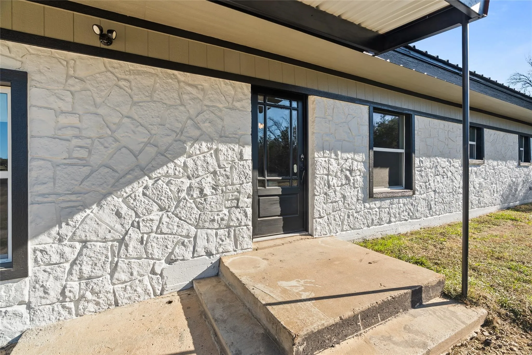 Single Family Residence For Rent in Parker County , 170 High Ridge Drive, Azle, Texas 76020, 5 Bedroom, 3 Bathroom, Garage spaces, 2,240 Sqft, built in 1981, mls#21370561, Real Estate Agent in Azle, Homes For Rent in Parker county, Homes For Rent in Azle, Realtor in Azle Texas, Real Estate Brokerage Independent Realty Texas, Luminita Cordes Realtor