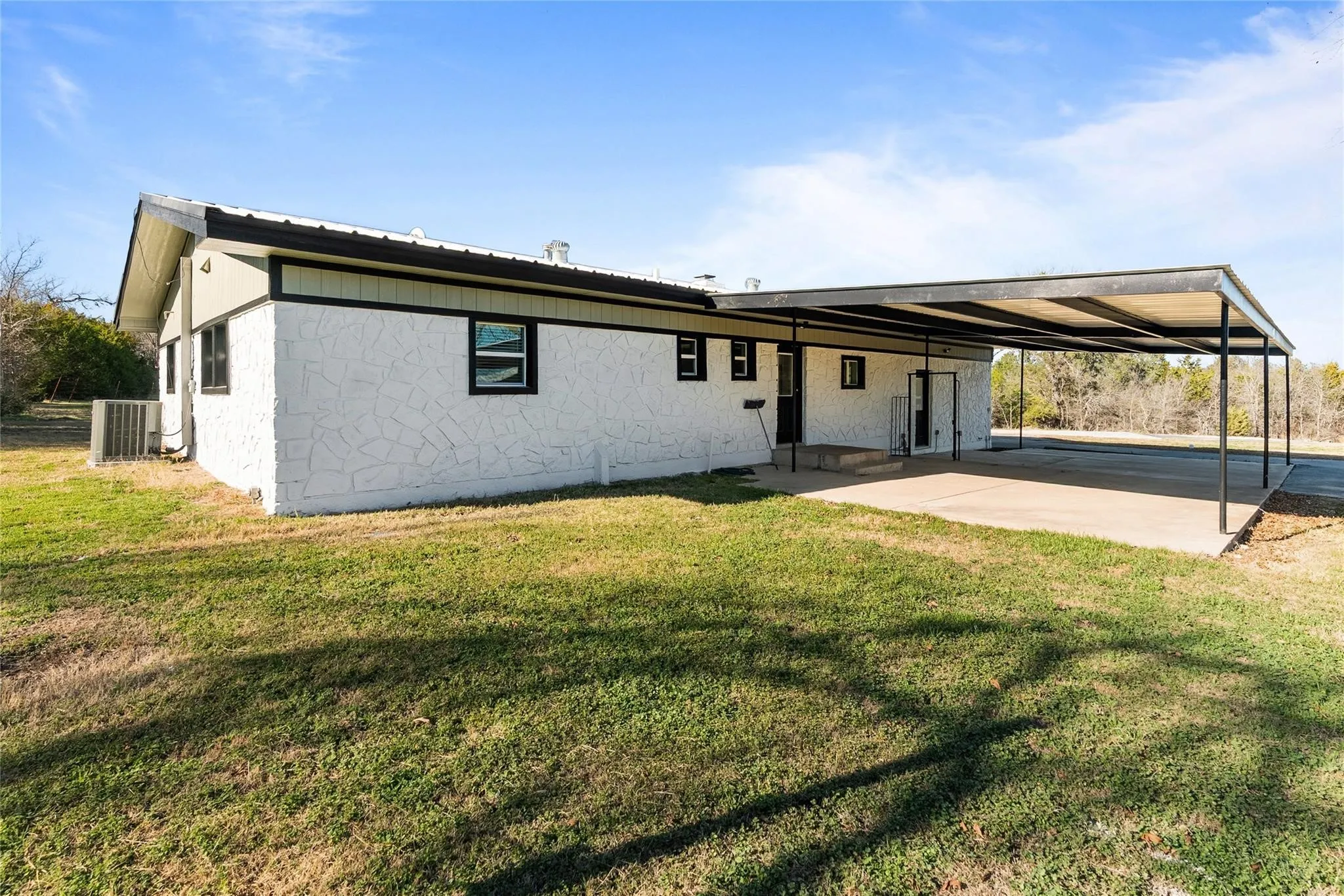 Single Family Residence For Rent in Parker County , 170 High Ridge Drive, Azle, Texas 76020, 5 Bedroom, 3 Bathroom, Garage spaces, 2,240 Sqft, built in 1981, mls#21370561, Real Estate Agent in Azle, Homes For Rent in Parker county, Homes For Rent in Azle, Realtor in Azle Texas, Real Estate Brokerage Independent Realty Texas, Luminita Cordes Realtor