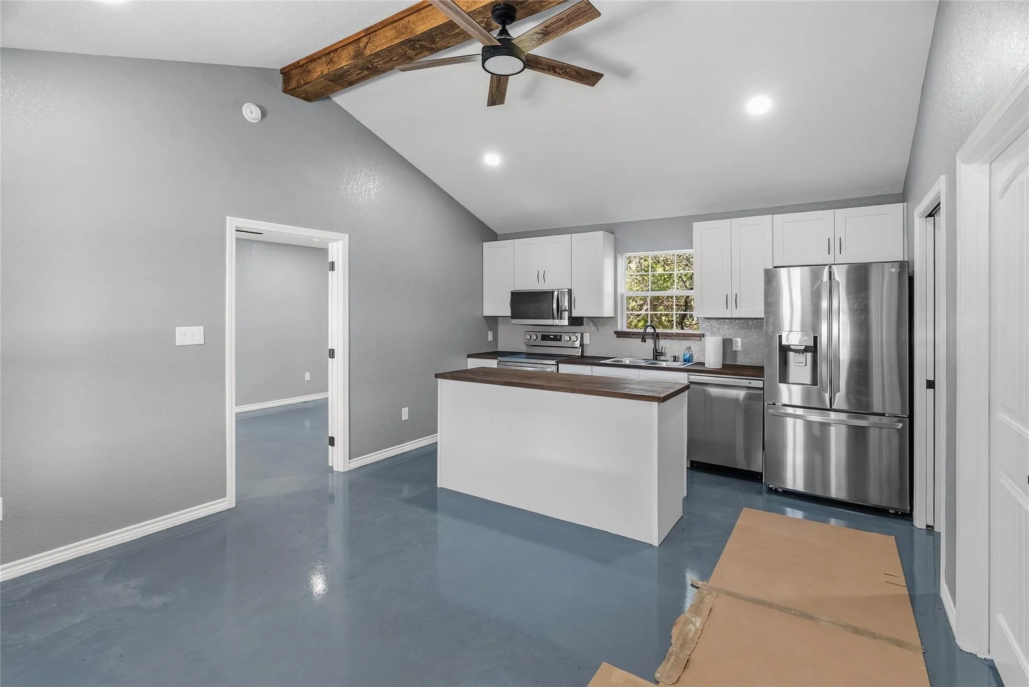 Single Family Residence For Rent in Parker County , 170 High Ridge Drive, Azle, Texas 76020, 5 Bedroom, 3 Bathroom, Garage spaces, 2,240 Sqft, built in 1981, mls#21370561, Real Estate Agent in Azle, Homes For Rent in Parker county, Homes For Rent in Azle, Realtor in Azle Texas, Real Estate Brokerage Independent Realty Texas, Luminita Cordes Realtor