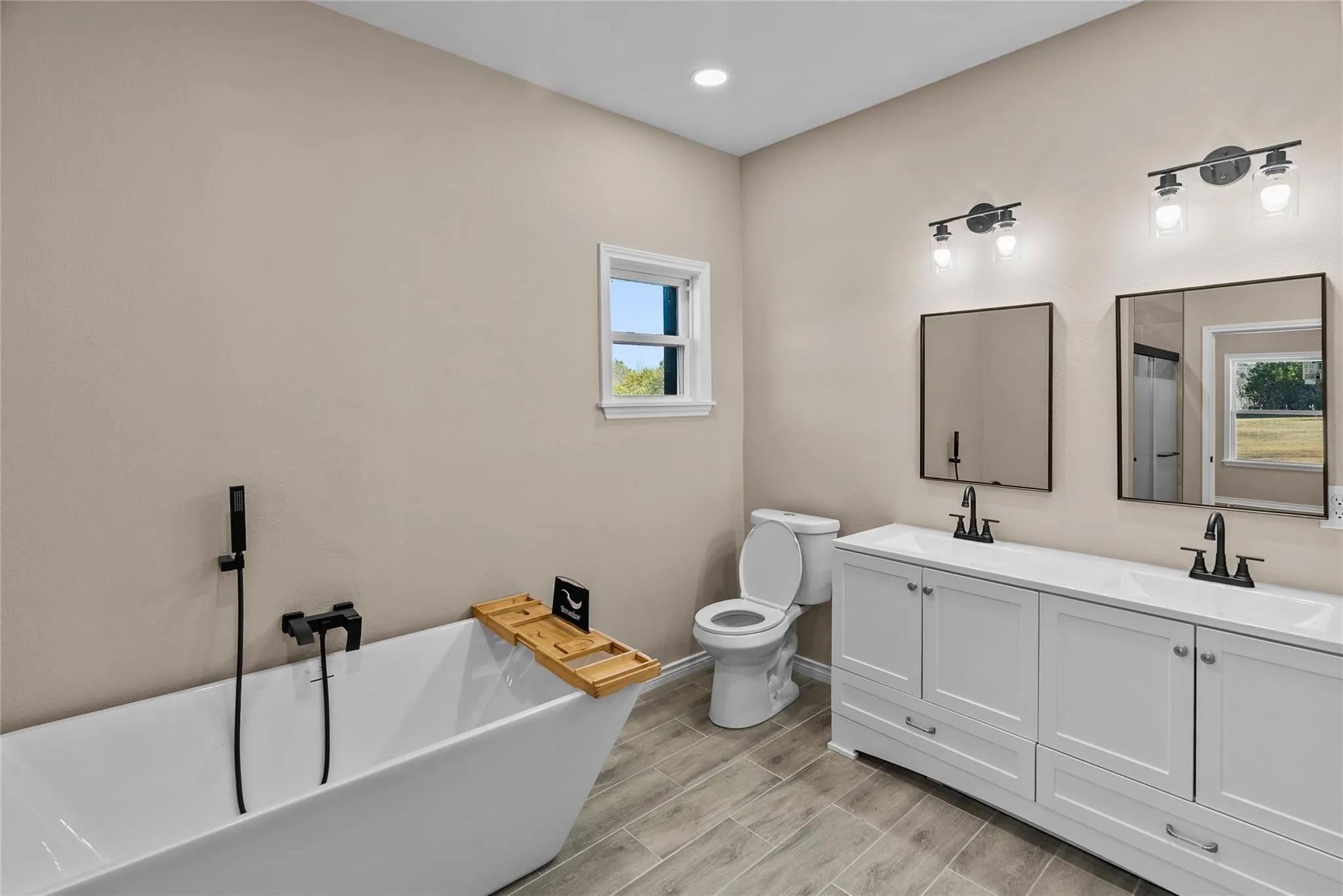 Single Family Residence For Rent in Parker County , 170 High Ridge Drive, Azle, Texas 76020, 5 Bedroom, 3 Bathroom, Garage spaces, 2,240 Sqft, built in 1981, mls#21370561, Real Estate Agent in Azle, Homes For Rent in Parker county, Homes For Rent in Azle, Realtor in Azle Texas, Real Estate Brokerage Independent Realty Texas, Luminita Cordes Realtor