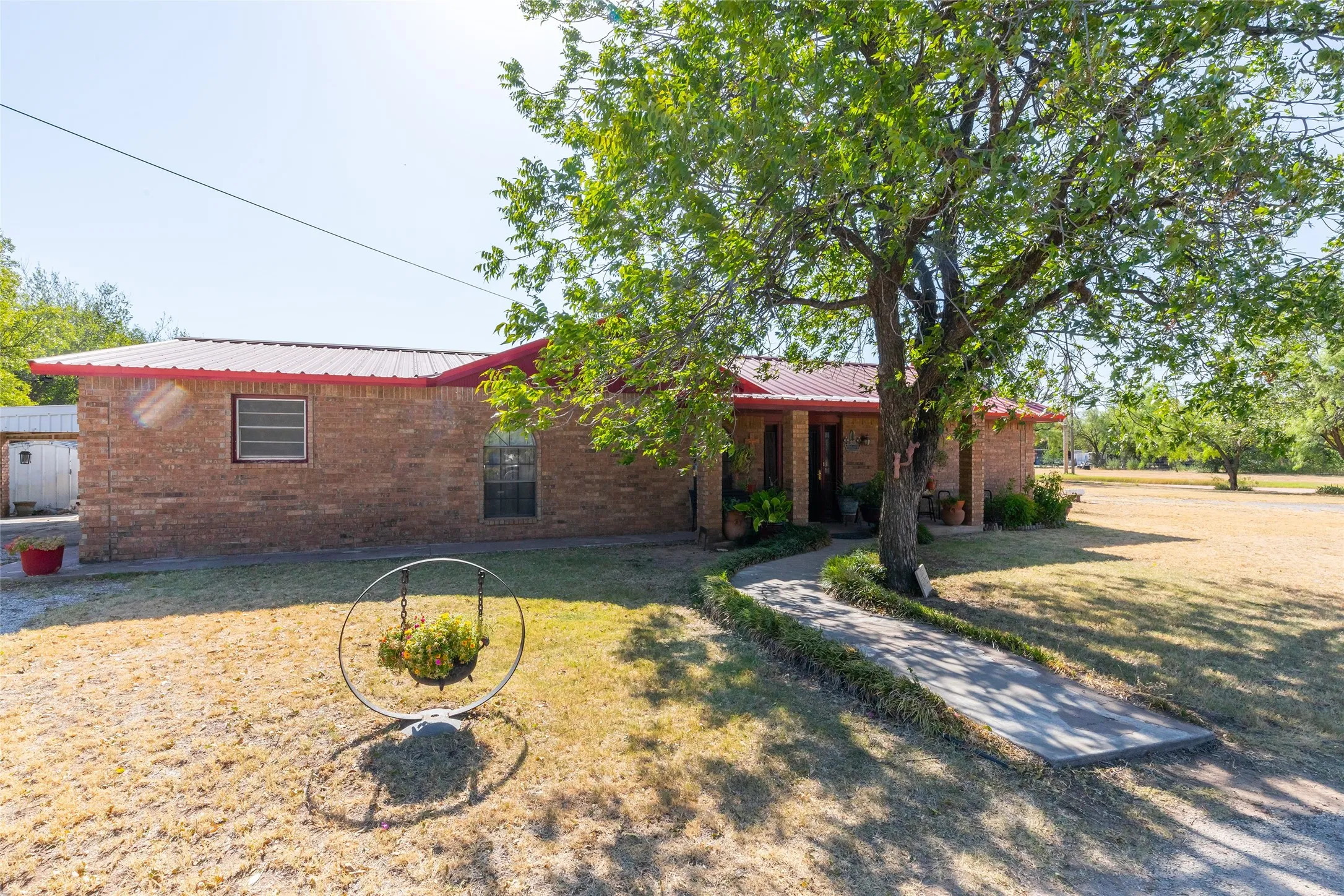 Single Family Residence For Sale in Jones County , 311 S Berthelot Street, Stamford, Texas 79553, 3 Bedroom, 2 Bathroom, Garage spaces, 2,304 Sqft, built in 1985, mls#21369273, Real Estate Agent in Stamford, Homes For Sale in Jones county, Homes For Sale in Stamford, Realtor in Stamford Texas, Real Estate Brokerage Independent Realty Texas, Luminita Cordes Realtor