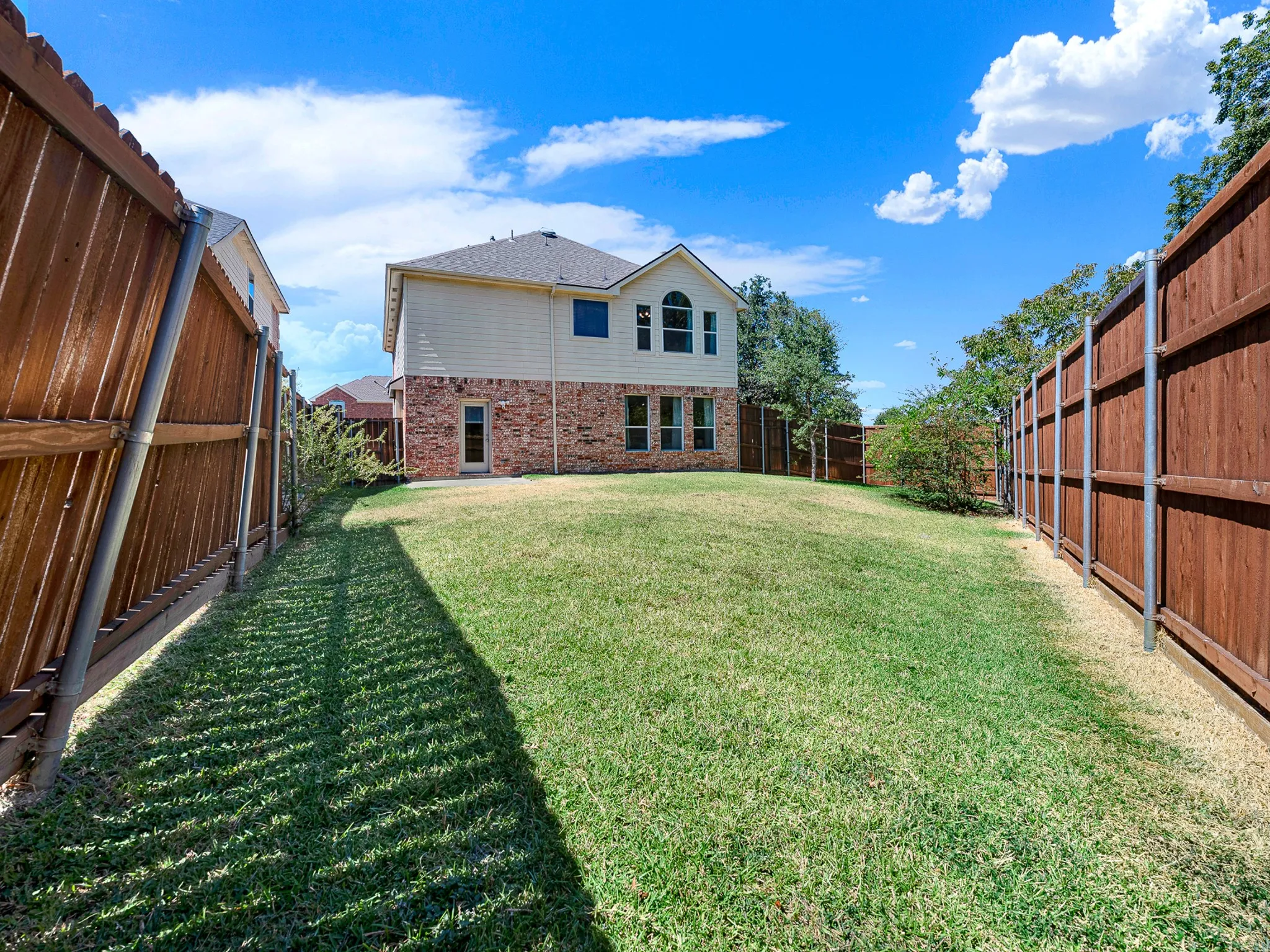 Single Family Residence For Sale in Dallas County , 3726 Goose Creek Parkway, Garland, Texas 75040, 3 Bedroom, 3 Bathroom, 2 Garage spaces, 2,241 Sqft, built in 2003, mls#21368758, Real Estate Agent in Garland, Homes For Sale in Dallas county, Homes For Sale in Garland, Realtor in Garland Texas, Real Estate Brokerage Independent Realty Texas, Luminita Cordes Realtor