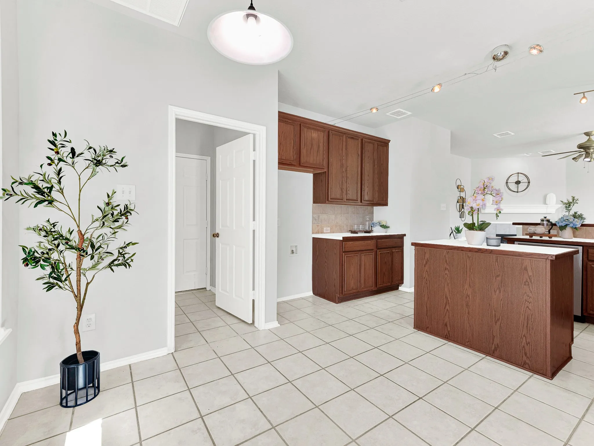 Single Family Residence For Sale in Dallas County , 3726 Goose Creek Parkway, Garland, Texas 75040, 3 Bedroom, 3 Bathroom, 2 Garage spaces, 2,241 Sqft, built in 2003, mls#21368758, Real Estate Agent in Garland, Homes For Sale in Dallas county, Homes For Sale in Garland, Realtor in Garland Texas, Real Estate Brokerage Independent Realty Texas, Luminita Cordes Realtor