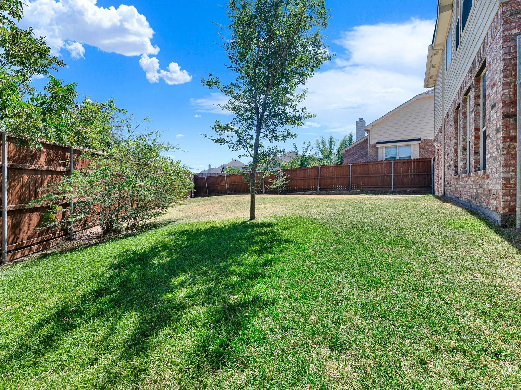 Single Family Residence For Sale in Dallas County , 3726 Goose Creek Parkway, Garland, Texas 75040, 3 Bedroom, 3 Bathroom, 2 Garage spaces, 2,241 Sqft, built in 2003, mls#21368758, Real Estate Agent in Garland, Homes For Sale in Dallas county, Homes For Sale in Garland, Realtor in Garland Texas, Real Estate Brokerage Independent Realty Texas, Luminita Cordes Realtor