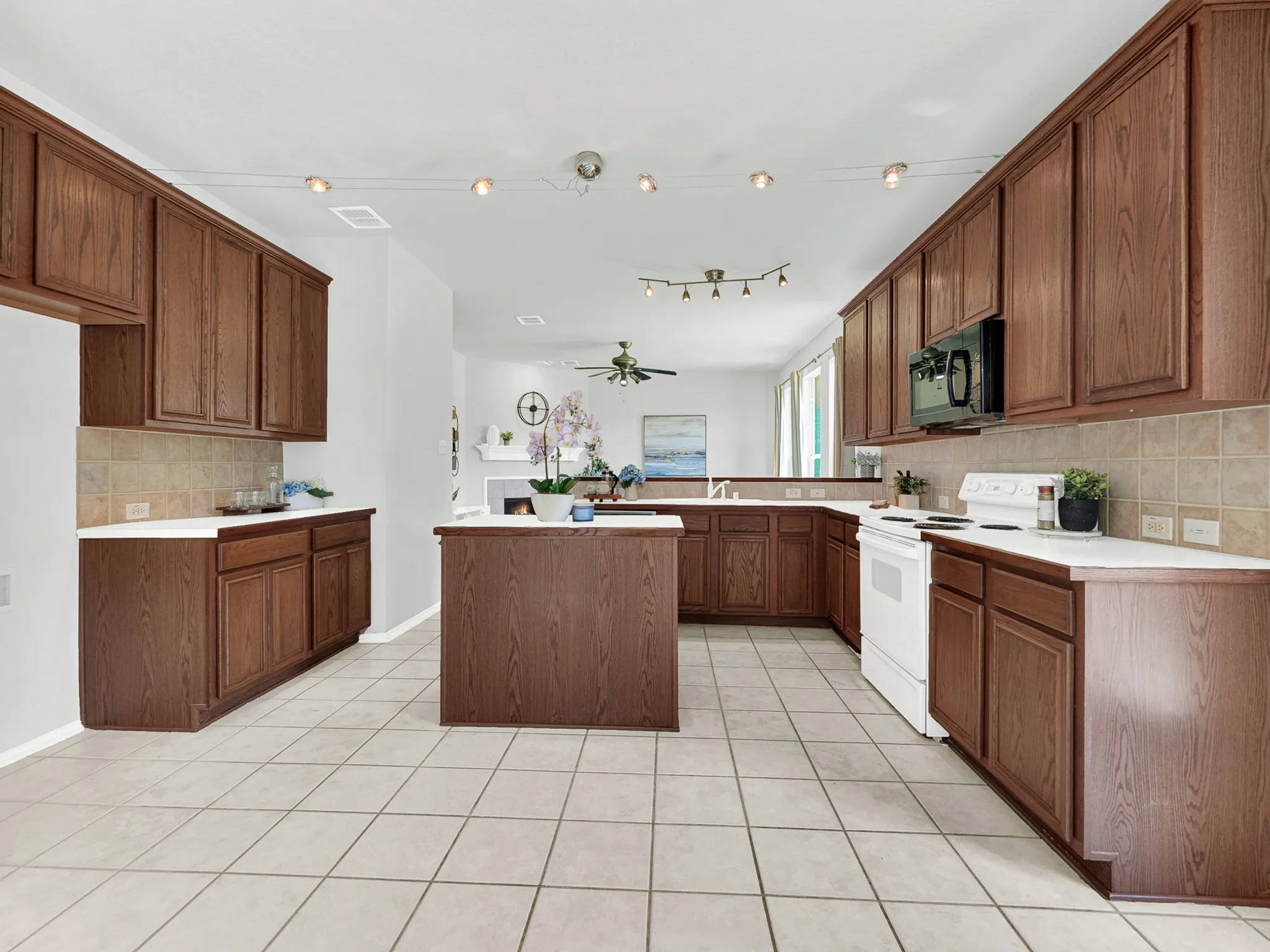 Single Family Residence For Sale in Dallas County , 3726 Goose Creek Parkway, Garland, Texas 75040, 3 Bedroom, 3 Bathroom, 2 Garage spaces, 2,241 Sqft, built in 2003, mls#21368758, Real Estate Agent in Garland, Homes For Sale in Dallas county, Homes For Sale in Garland, Realtor in Garland Texas, Real Estate Brokerage Independent Realty Texas, Luminita Cordes Realtor