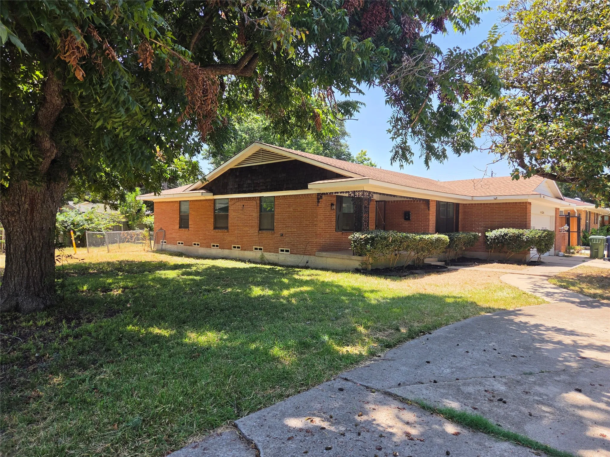 Single Family Residence For Sale in Dallas County , 1314 Charleston Drive, Garland, Texas 75041, 3 Bedroom, 2 Bathroom, 2 Garage spaces, 1,361 Sqft, built in 1961, mls#21370579, Real Estate Agent in Garland, Homes For Sale in Dallas county, Homes For Sale in Garland, Realtor in Garland Texas, Real Estate Brokerage Independent Realty Texas, Luminita Cordes Realtor