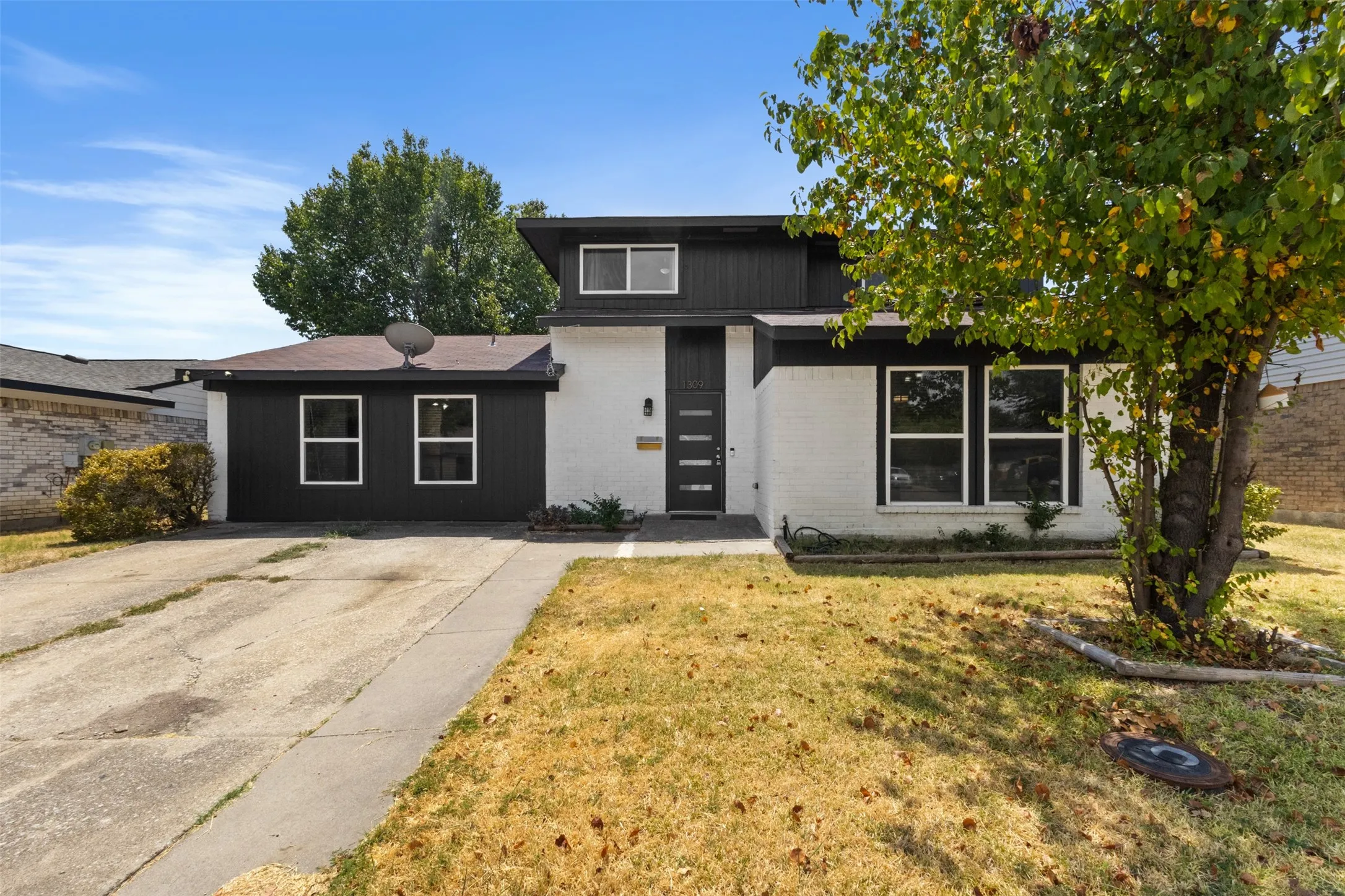 Single Family Residence For Sale in Dallas County , 1309 Glenwood Street, Grand Prairie, Texas 75052, 4 Bedroom, 3 Bathroom, Garage spaces, 1,919 Sqft, built in 1977, mls#21370067, Real Estate Agent in Grand Prairie, Homes For Sale in Dallas county, Homes For Sale in Grand Prairie, Realtor in Grand Prairie Texas, Real Estate Brokerage Independent Realty Texas, Luminita Cordes Realtor