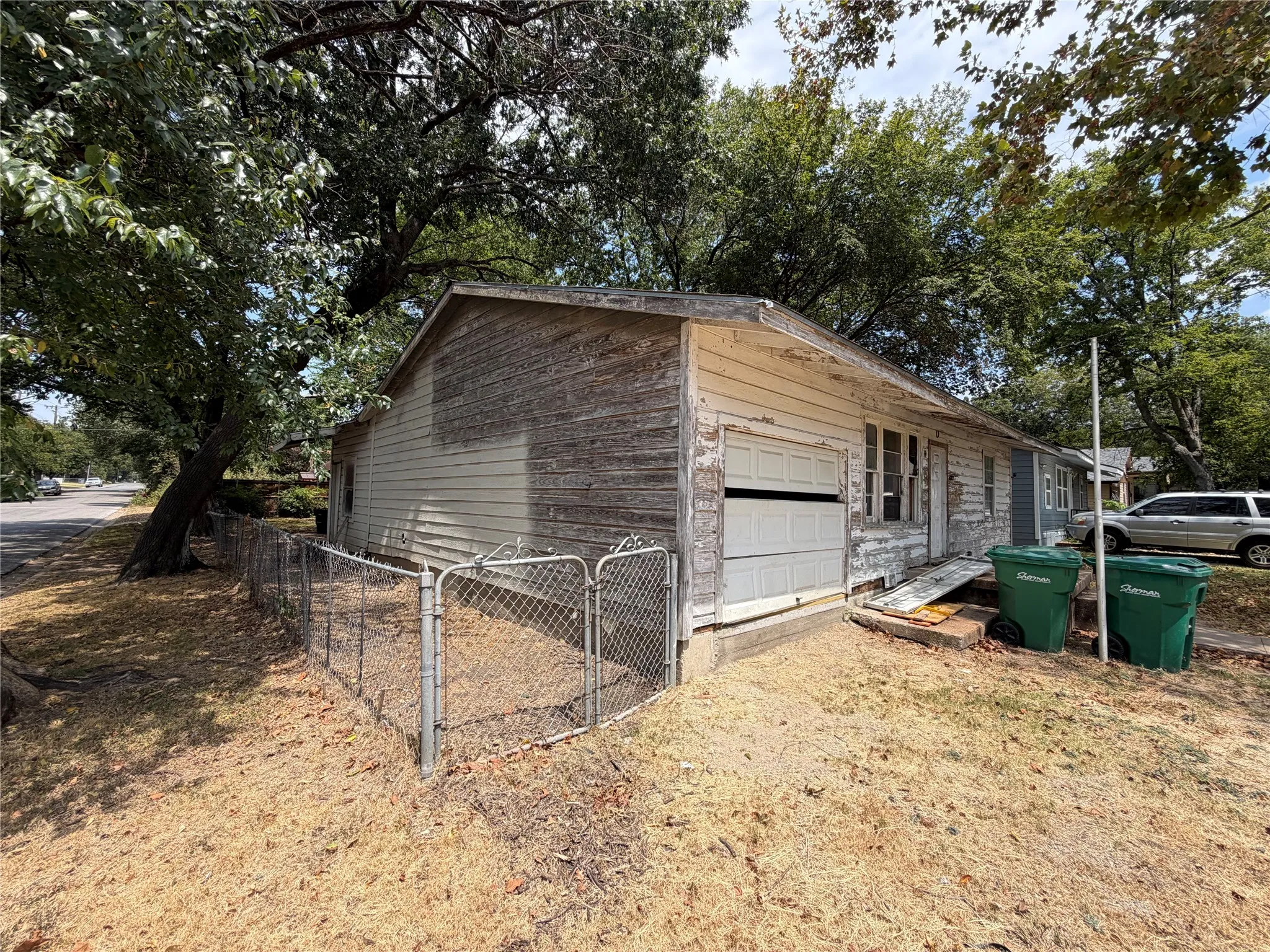 Single Family Residence For Sale in Grayson County , 327 W Hester Street, Sherman, Texas 75090, 3 Bedroom, 2 Bathroom, 1 Garage spaces, 1,280 Sqft, built in 1950, mls#21370563, Real Estate Agent in Sherman, Homes For Sale in Grayson county, Homes For Sale in Sherman, Realtor in Sherman Texas, Real Estate Brokerage Independent Realty Texas, Luminita Cordes Realtor
