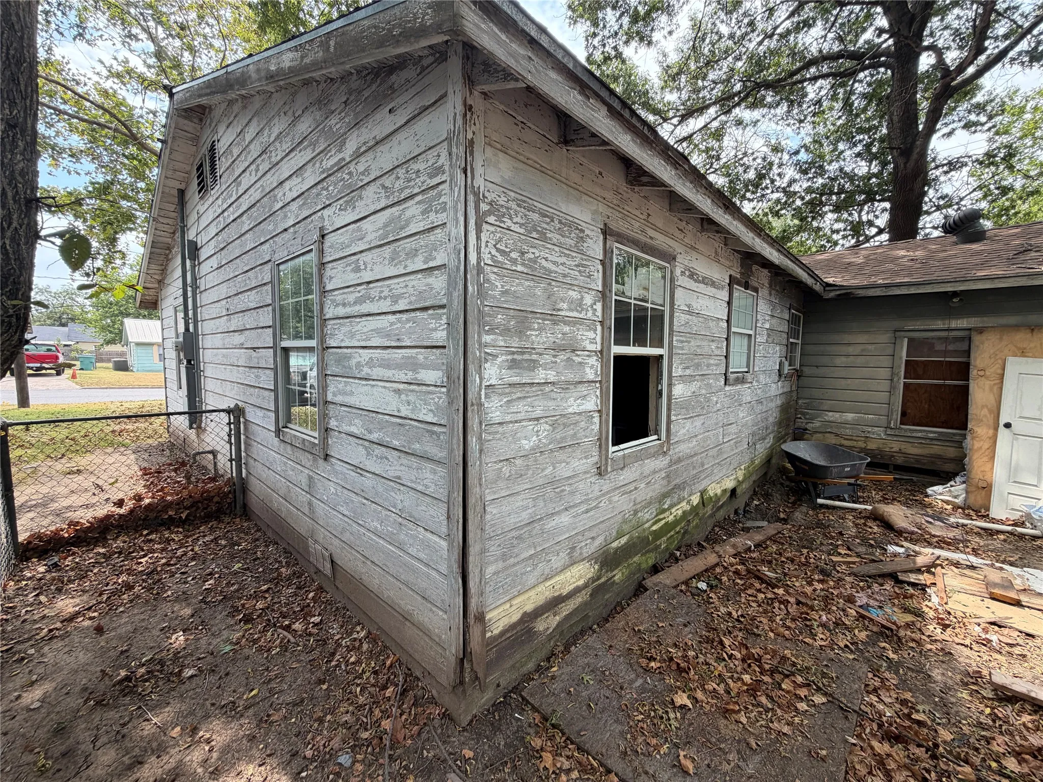 Single Family Residence For Sale in Grayson County , 327 W Hester Street, Sherman, Texas 75090, 3 Bedroom, 2 Bathroom, 1 Garage spaces, 1,280 Sqft, built in 1950, mls#21370563, Real Estate Agent in Sherman, Homes For Sale in Grayson county, Homes For Sale in Sherman, Realtor in Sherman Texas, Real Estate Brokerage Independent Realty Texas, Luminita Cordes Realtor