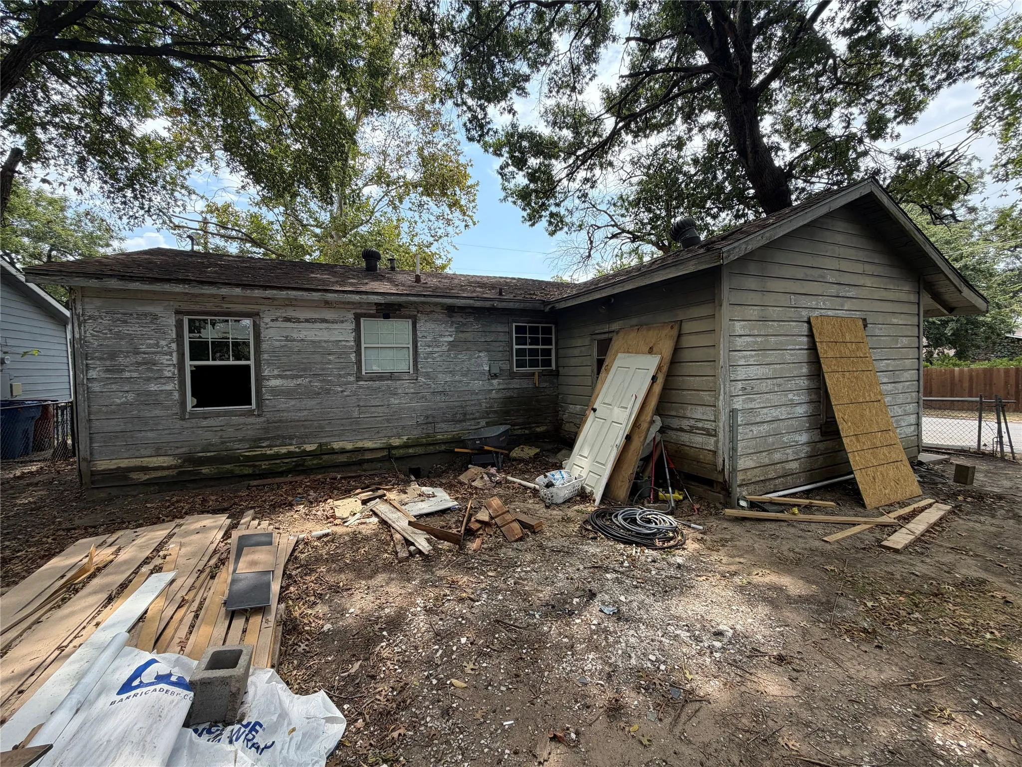 Single Family Residence For Sale in Grayson County , 327 W Hester Street, Sherman, Texas 75090, 3 Bedroom, 2 Bathroom, 1 Garage spaces, 1,280 Sqft, built in 1950, mls#21370563, Real Estate Agent in Sherman, Homes For Sale in Grayson county, Homes For Sale in Sherman, Realtor in Sherman Texas, Real Estate Brokerage Independent Realty Texas, Luminita Cordes Realtor