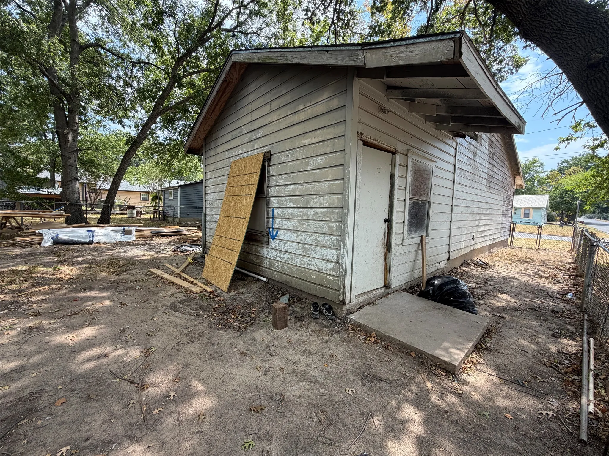 Single Family Residence For Sale in Grayson County , 327 W Hester Street, Sherman, Texas 75090, 3 Bedroom, 2 Bathroom, 1 Garage spaces, 1,280 Sqft, built in 1950, mls#21370563, Real Estate Agent in Sherman, Homes For Sale in Grayson county, Homes For Sale in Sherman, Realtor in Sherman Texas, Real Estate Brokerage Independent Realty Texas, Luminita Cordes Realtor