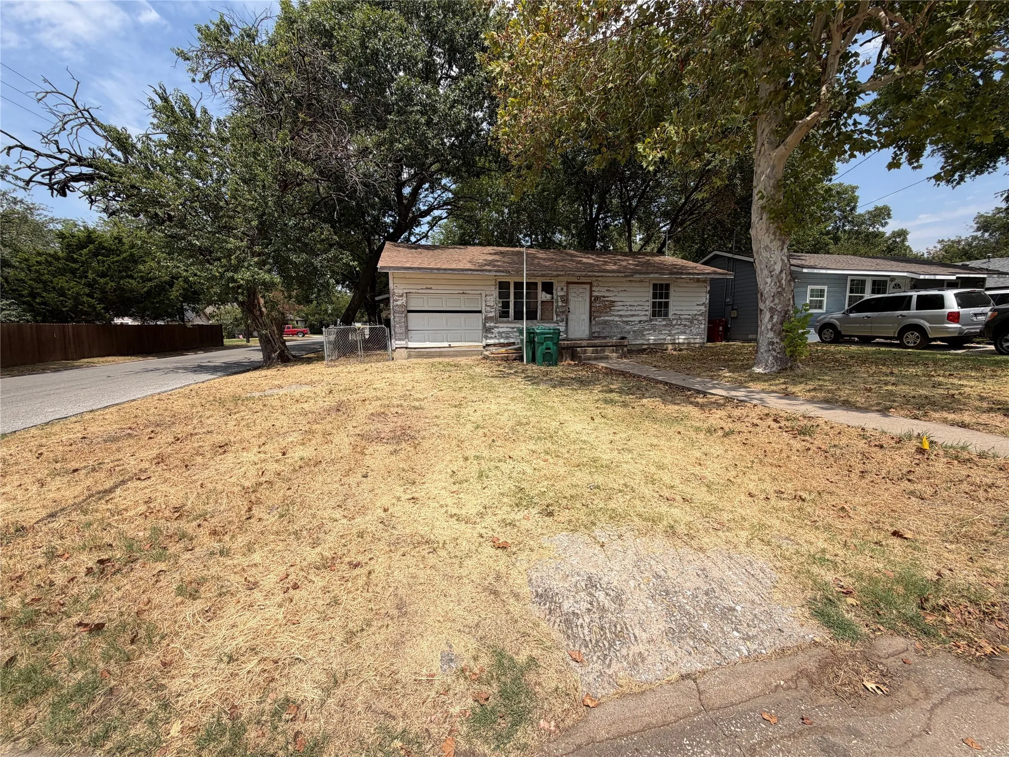Single Family Residence For Sale in Grayson County , 327 W Hester Street, Sherman, Texas 75090, 3 Bedroom, 2 Bathroom, 1 Garage spaces, 1,280 Sqft, built in 1950, mls#21370563, Real Estate Agent in Sherman, Homes For Sale in Grayson county, Homes For Sale in Sherman, Realtor in Sherman Texas, Real Estate Brokerage Independent Realty Texas, Luminita Cordes Realtor