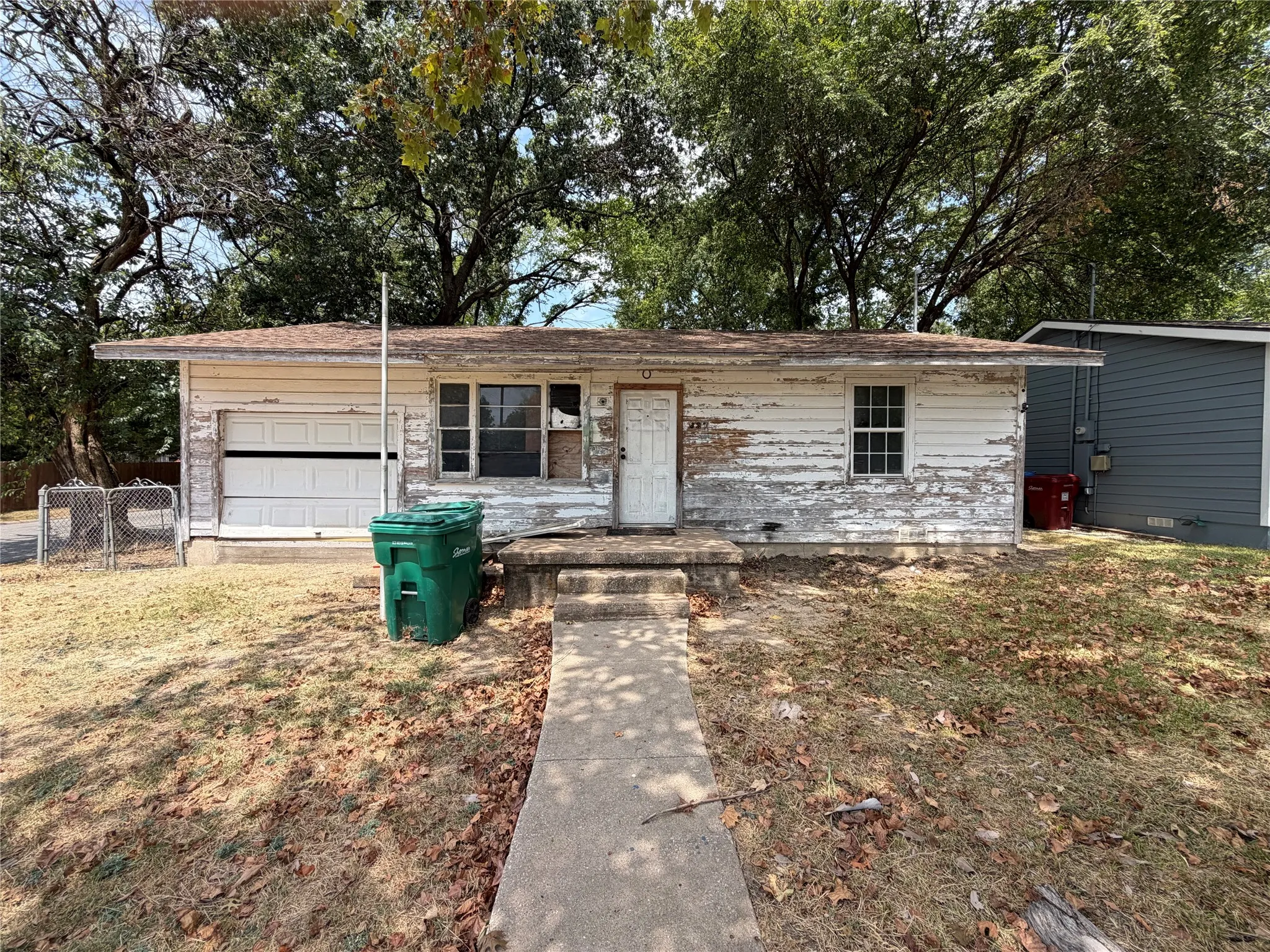 Single Family Residence For Sale in Grayson County , 327 W Hester Street, Sherman, Texas 75090, 3 Bedroom, 2 Bathroom, 1 Garage spaces, 1,280 Sqft, built in 1950, mls#21370563, Real Estate Agent in Sherman, Homes For Sale in Grayson county, Homes For Sale in Sherman, Realtor in Sherman Texas, Real Estate Brokerage Independent Realty Texas, Luminita Cordes Realtor