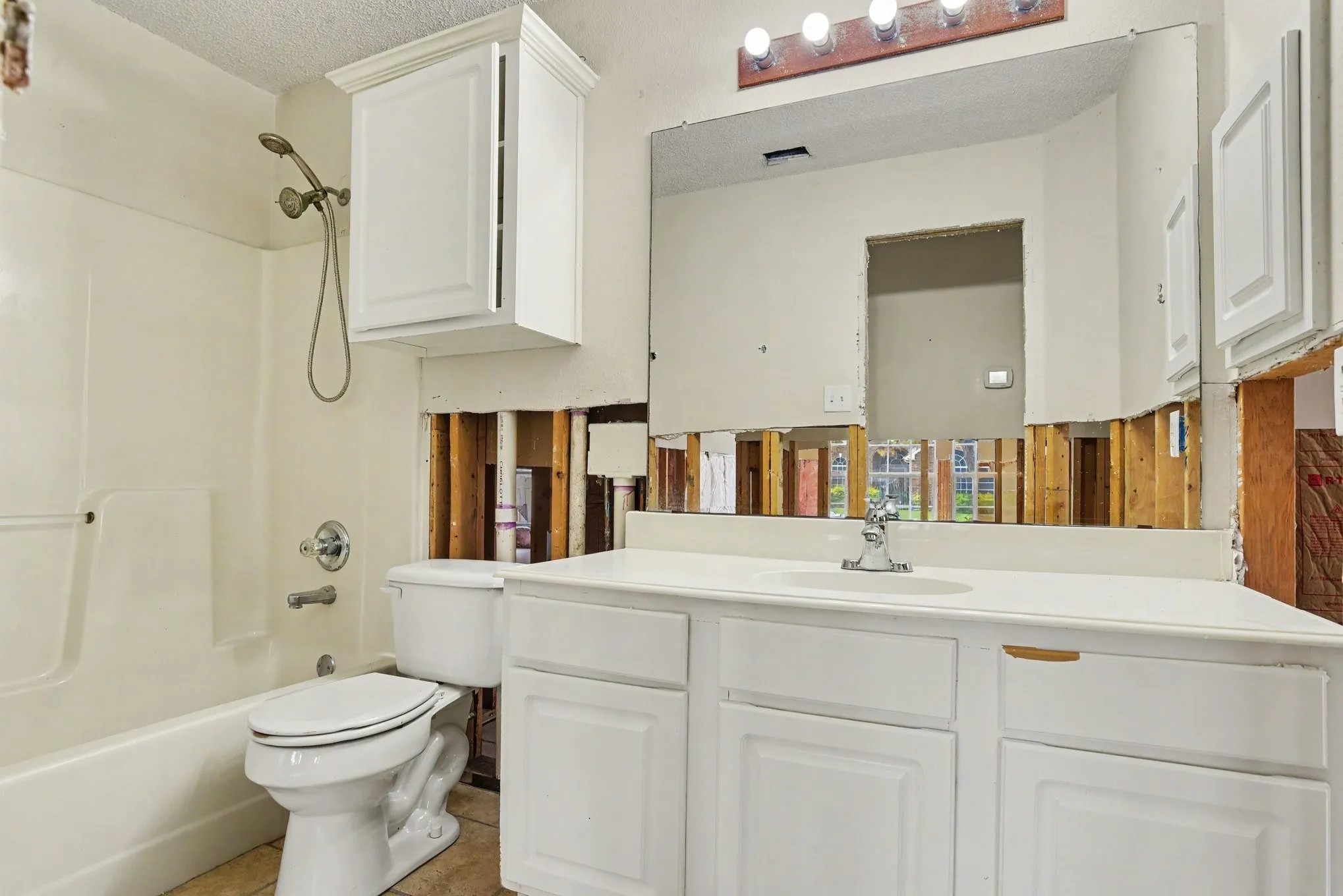 Single Family Residence For Sale in Rockwall County , 2851 Hampshire Lane, Rockwall, Texas 75032, 4 Bedroom, 2 Bathroom, 2 Garage spaces, 1,751 Sqft, built in 2000, mls#21367595, Real Estate Agent in Rockwall, Homes For Sale in Rockwall county, Homes For Sale in Rockwall, Realtor in Rockwall Texas, Real Estate Brokerage Independent Realty Texas, Luminita Cordes Realtor