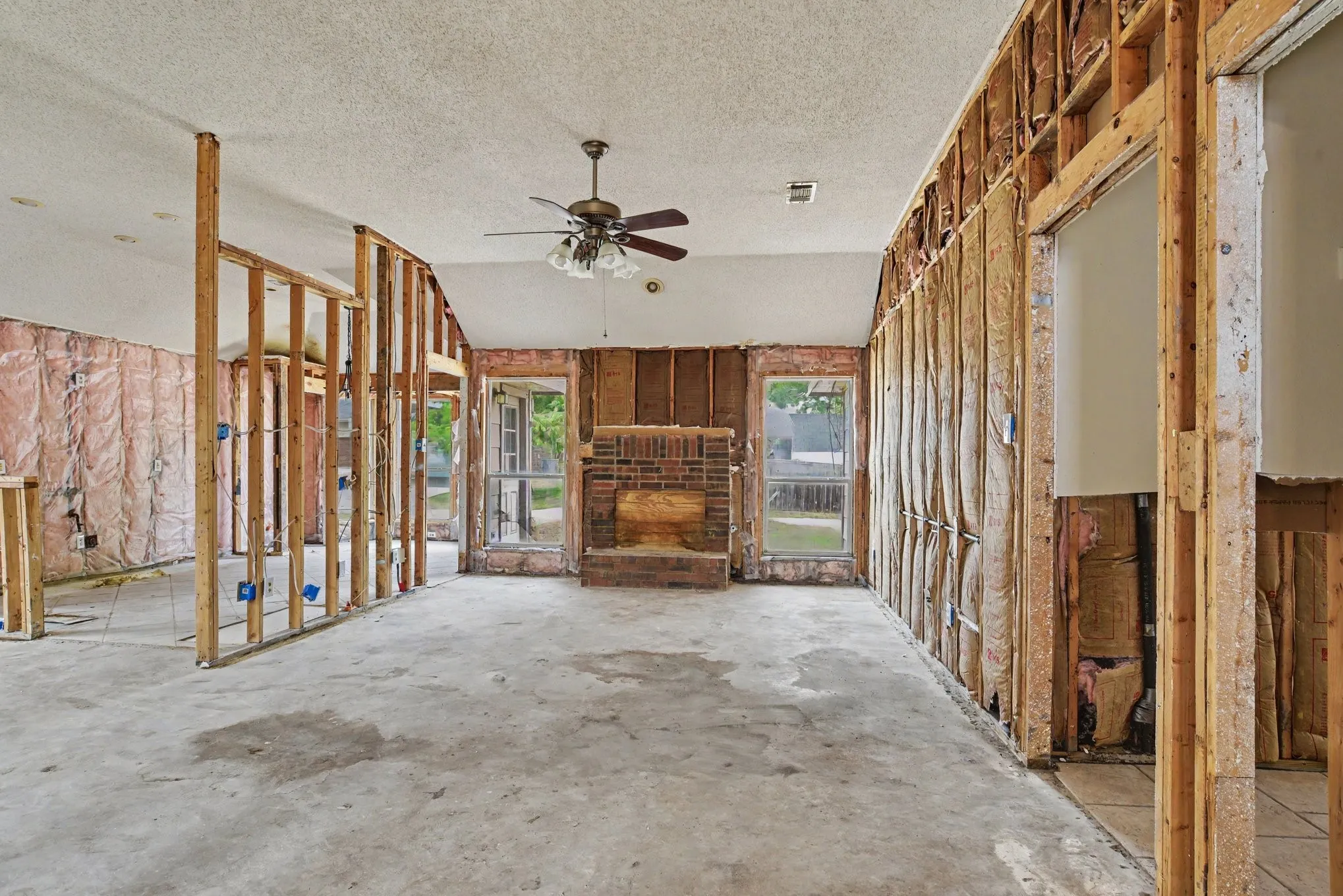 Single Family Residence For Sale in Rockwall County , 2851 Hampshire Lane, Rockwall, Texas 75032, 4 Bedroom, 2 Bathroom, 2 Garage spaces, 1,751 Sqft, built in 2000, mls#21367595, Real Estate Agent in Rockwall, Homes For Sale in Rockwall county, Homes For Sale in Rockwall, Realtor in Rockwall Texas, Real Estate Brokerage Independent Realty Texas, Luminita Cordes Realtor