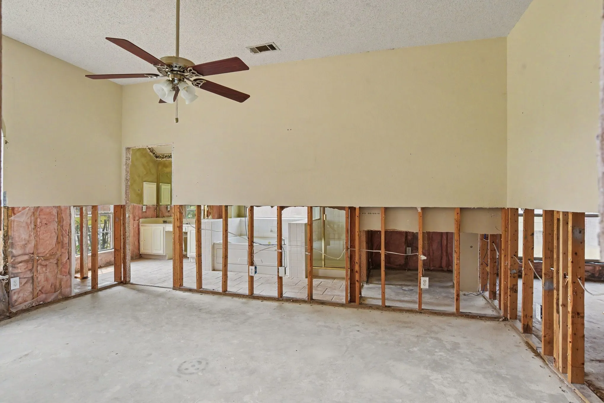Single Family Residence For Sale in Rockwall County , 2851 Hampshire Lane, Rockwall, Texas 75032, 4 Bedroom, 2 Bathroom, 2 Garage spaces, 1,751 Sqft, built in 2000, mls#21367595, Real Estate Agent in Rockwall, Homes For Sale in Rockwall county, Homes For Sale in Rockwall, Realtor in Rockwall Texas, Real Estate Brokerage Independent Realty Texas, Luminita Cordes Realtor