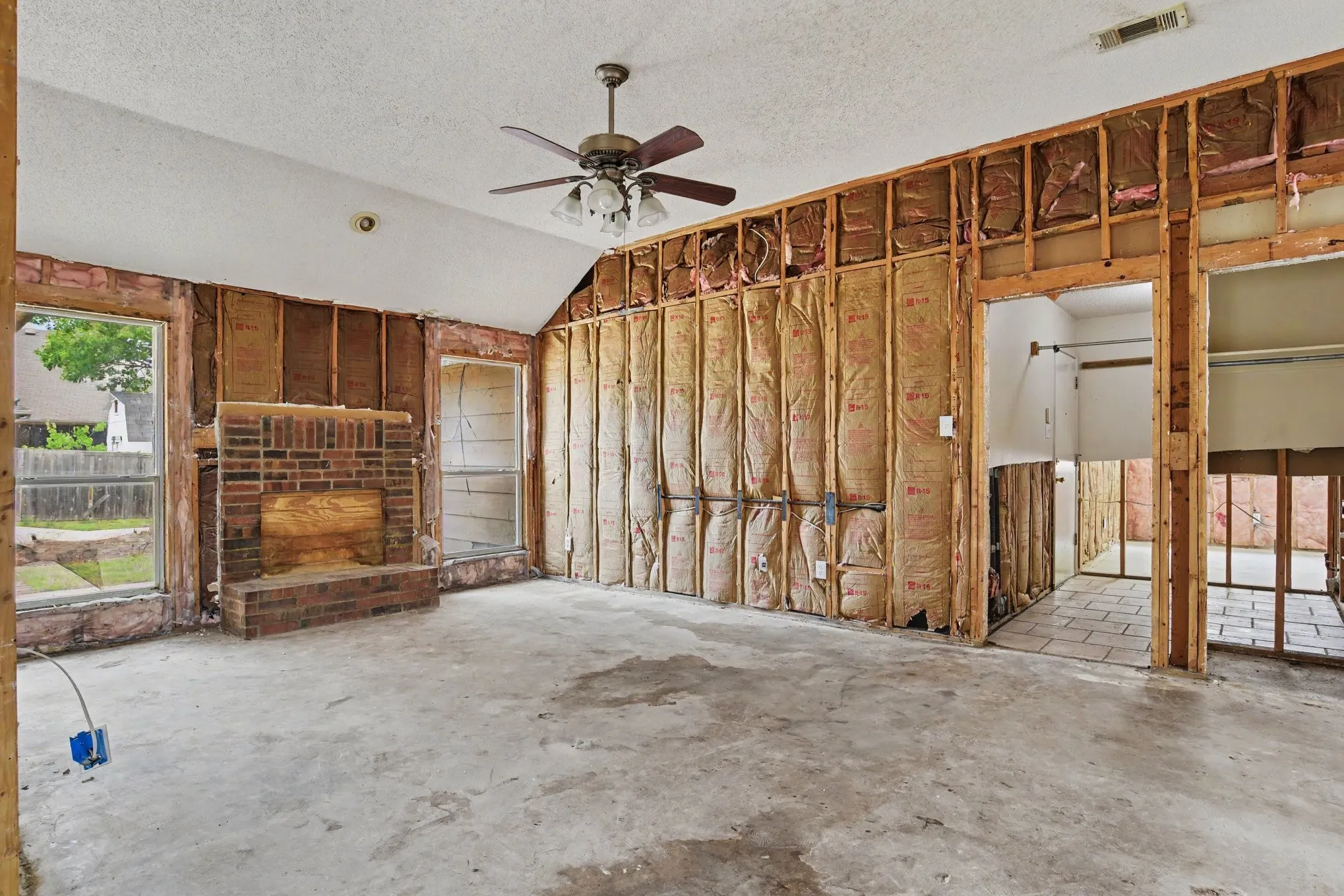 Single Family Residence For Sale in Rockwall County , 2851 Hampshire Lane, Rockwall, Texas 75032, 4 Bedroom, 2 Bathroom, 2 Garage spaces, 1,751 Sqft, built in 2000, mls#21367595, Real Estate Agent in Rockwall, Homes For Sale in Rockwall county, Homes For Sale in Rockwall, Realtor in Rockwall Texas, Real Estate Brokerage Independent Realty Texas, Luminita Cordes Realtor