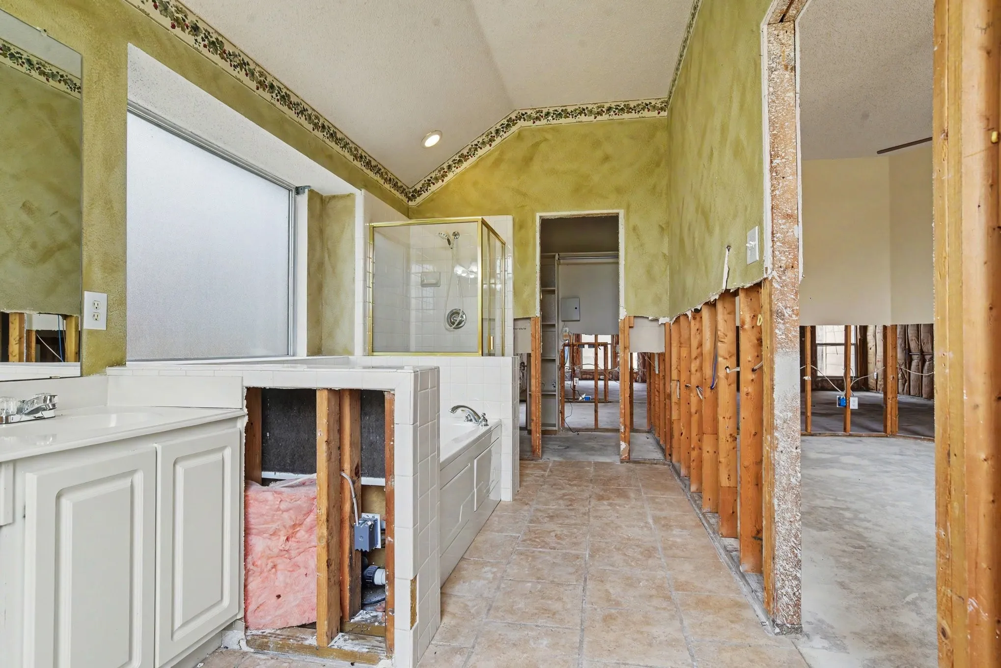 Single Family Residence For Sale in Rockwall County , 2851 Hampshire Lane, Rockwall, Texas 75032, 4 Bedroom, 2 Bathroom, 2 Garage spaces, 1,751 Sqft, built in 2000, mls#21367595, Real Estate Agent in Rockwall, Homes For Sale in Rockwall county, Homes For Sale in Rockwall, Realtor in Rockwall Texas, Real Estate Brokerage Independent Realty Texas, Luminita Cordes Realtor