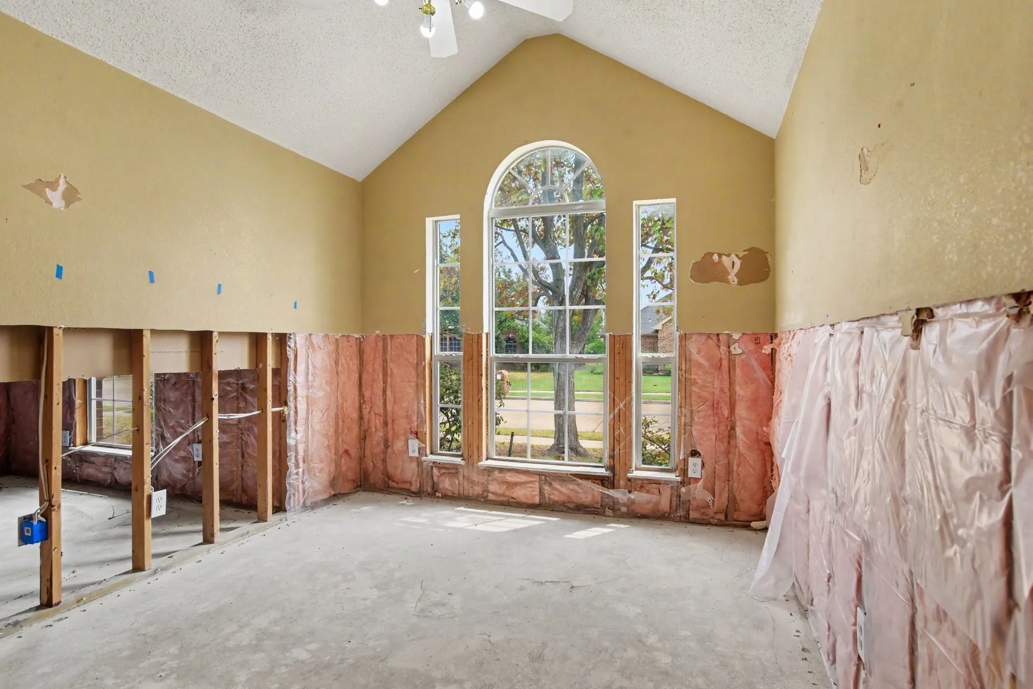 Single Family Residence For Sale in Rockwall County , 2851 Hampshire Lane, Rockwall, Texas 75032, 4 Bedroom, 2 Bathroom, 2 Garage spaces, 1,751 Sqft, built in 2000, mls#21367595, Real Estate Agent in Rockwall, Homes For Sale in Rockwall county, Homes For Sale in Rockwall, Realtor in Rockwall Texas, Real Estate Brokerage Independent Realty Texas, Luminita Cordes Realtor