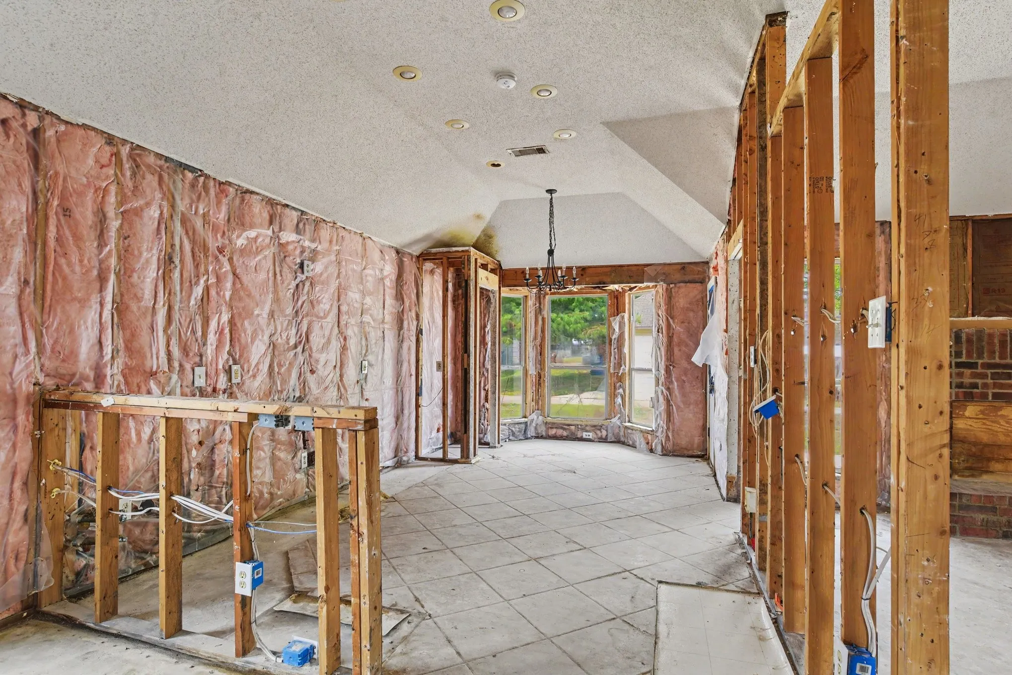 Single Family Residence For Sale in Rockwall County , 2851 Hampshire Lane, Rockwall, Texas 75032, 4 Bedroom, 2 Bathroom, 2 Garage spaces, 1,751 Sqft, built in 2000, mls#21367595, Real Estate Agent in Rockwall, Homes For Sale in Rockwall county, Homes For Sale in Rockwall, Realtor in Rockwall Texas, Real Estate Brokerage Independent Realty Texas, Luminita Cordes Realtor