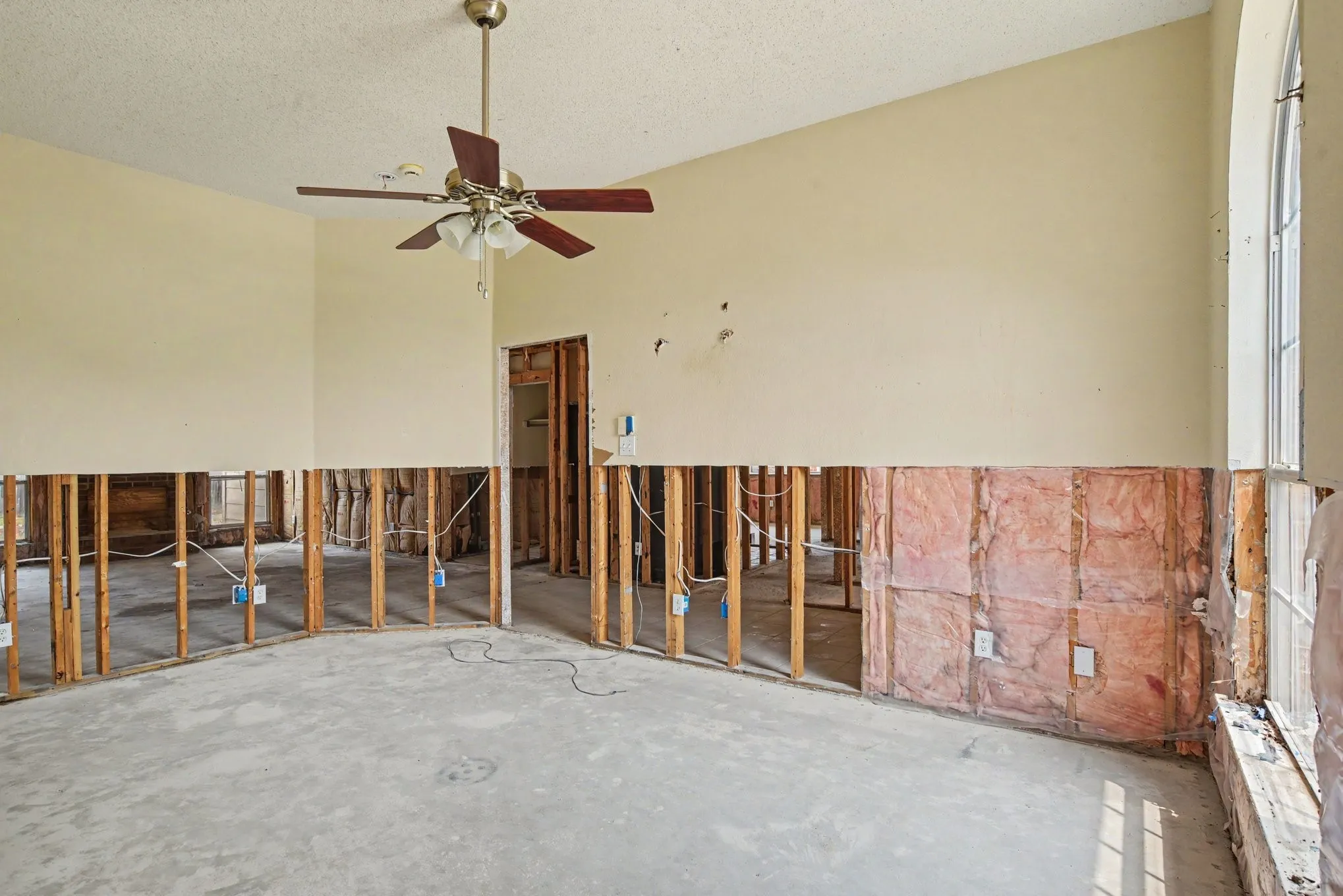 Single Family Residence For Sale in Rockwall County , 2851 Hampshire Lane, Rockwall, Texas 75032, 4 Bedroom, 2 Bathroom, 2 Garage spaces, 1,751 Sqft, built in 2000, mls#21367595, Real Estate Agent in Rockwall, Homes For Sale in Rockwall county, Homes For Sale in Rockwall, Realtor in Rockwall Texas, Real Estate Brokerage Independent Realty Texas, Luminita Cordes Realtor
